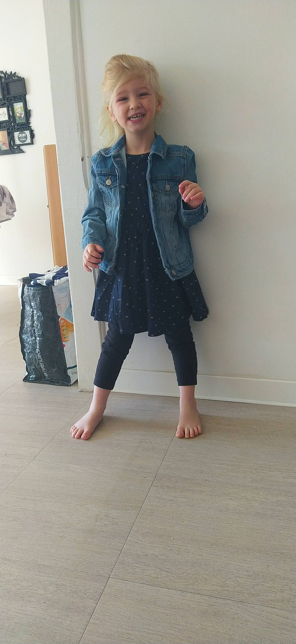 Maëlya participe au concours pour gagner de l'argent avec cette photo : arm, blazer, collar, denim, dress_shirt, flooring, human_body, joint, joy, knee, neck, outerwear, person, plaid, shoulder, sleeve, standing, street_fashion, tartan, thigh