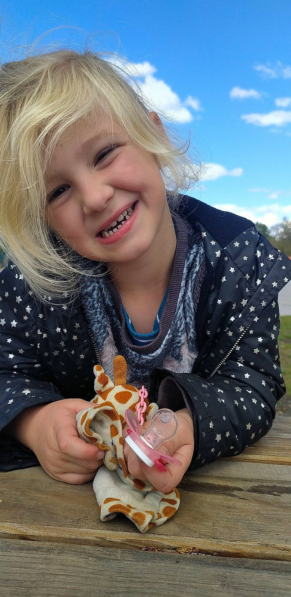 Maëlya participe au concours pour gagner de l'argent avec cette photo : bangs, blond, brown_hair, child, cloud, facial_expression, finger, fun, grass, hand, happy, joy, layered_hair, nail, organ, people, person, skin, sky, smile