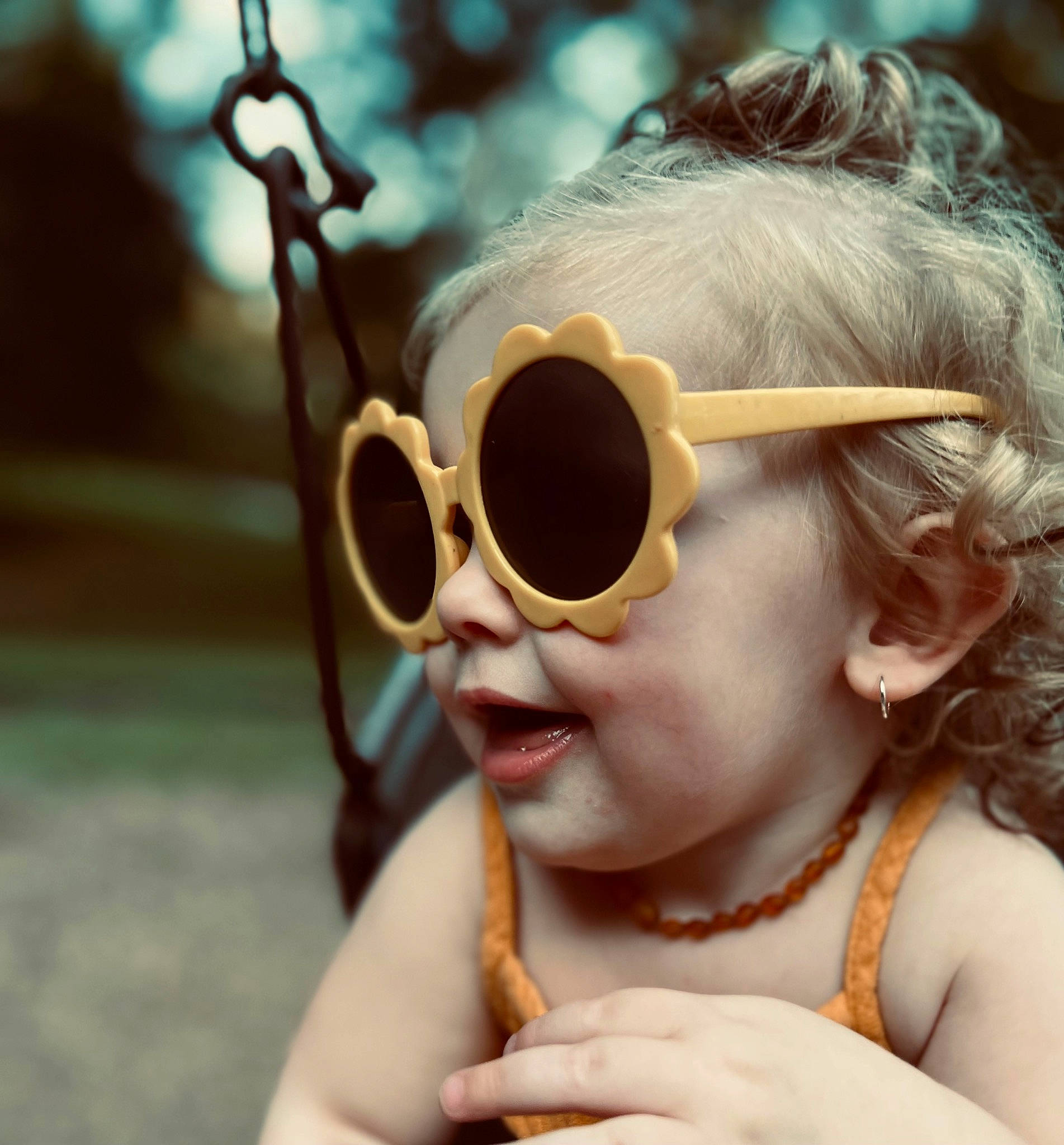 Ila is registered to the contest to win money with this photo: cool, ear, eye_glass_accessory, eyelash, eyewear, facial_expression, finger, glasses, goggles, hair, happy, jaw, leisure, lip, neck, person, shoulder, skin, sunglasses, toddler