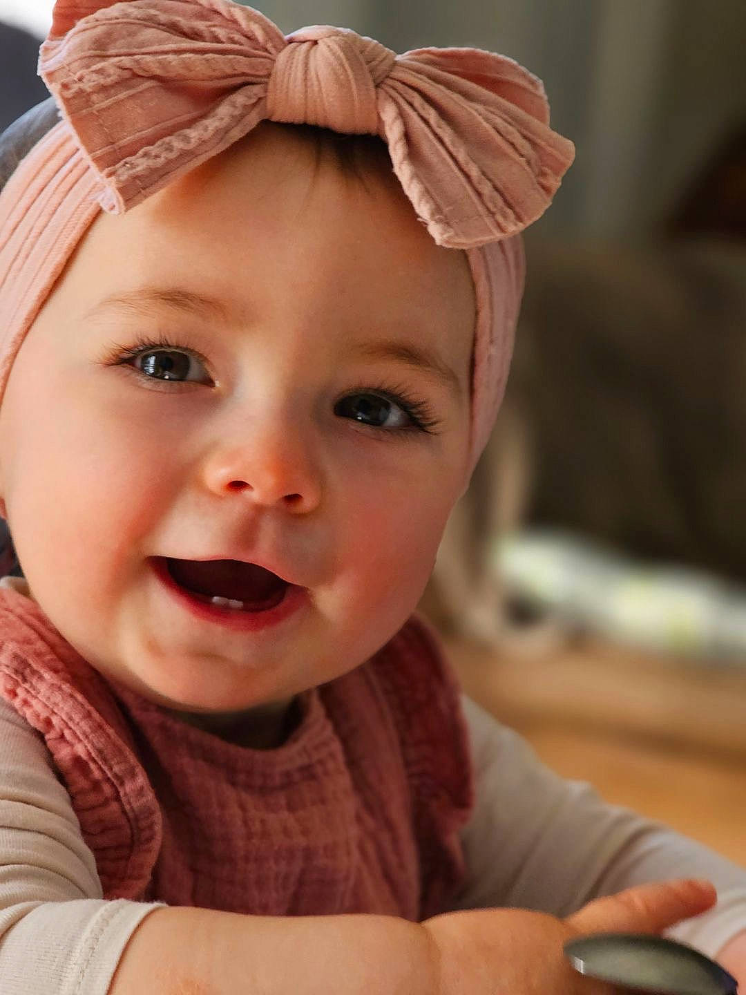 Lou a rejoint le concours — aidez-le/la à gagner de superbes lots ! baby, blond, cap, cheek, eye, eyebrow, eyelash, happy, hat, head, headband, headpiece, headwear, human_body, iris, lip, nose, person, pink, skin