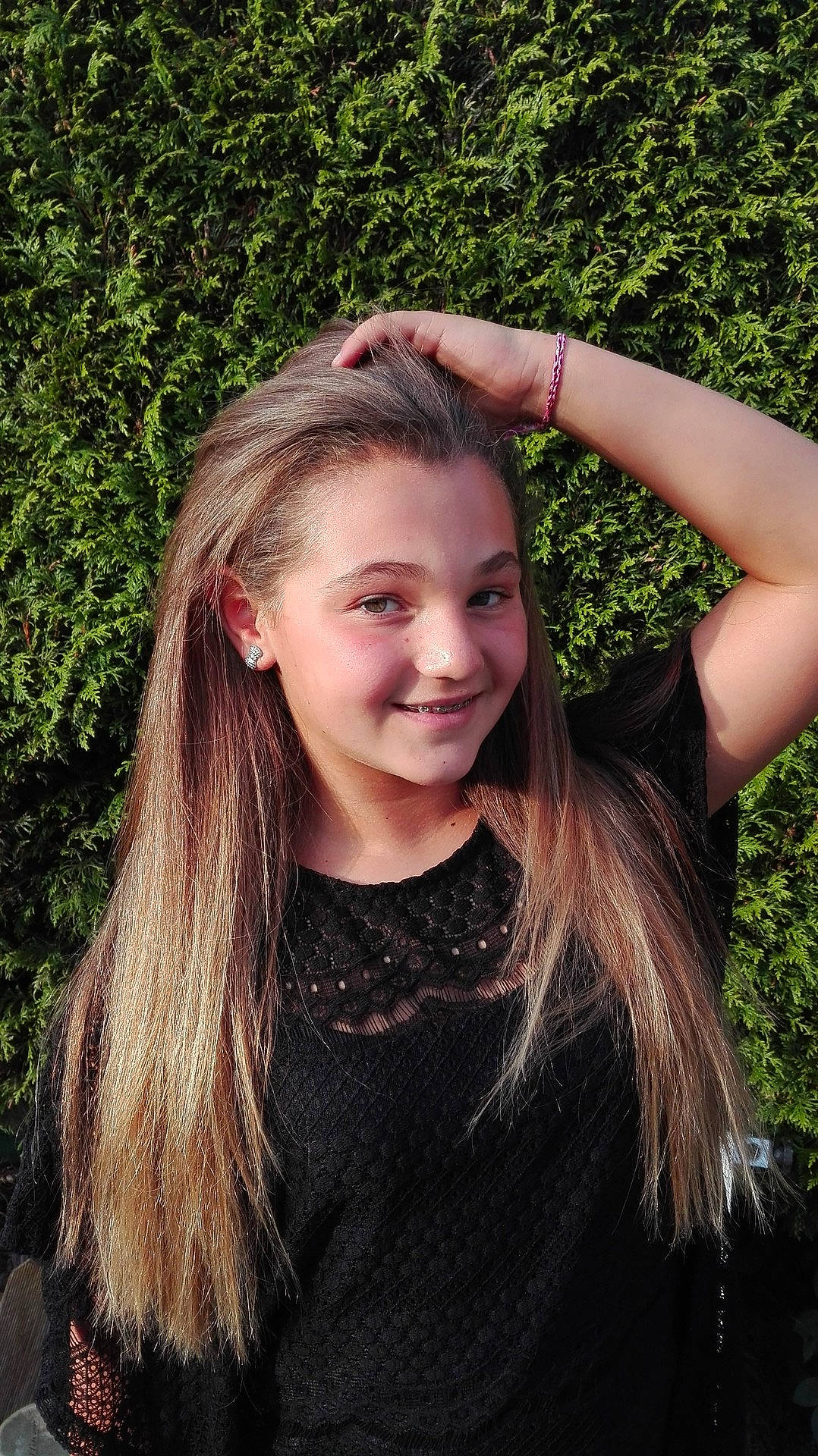 Enza participe au concours pour gagner de l'argent avec cette photo : beauty, black_hair, blond, brown_hair, emotion, eye, face, fun, girl, grass, hair, hair_coloring, hairstyle, human_hair_color, joy, lady, long_hair, person, photography, skin