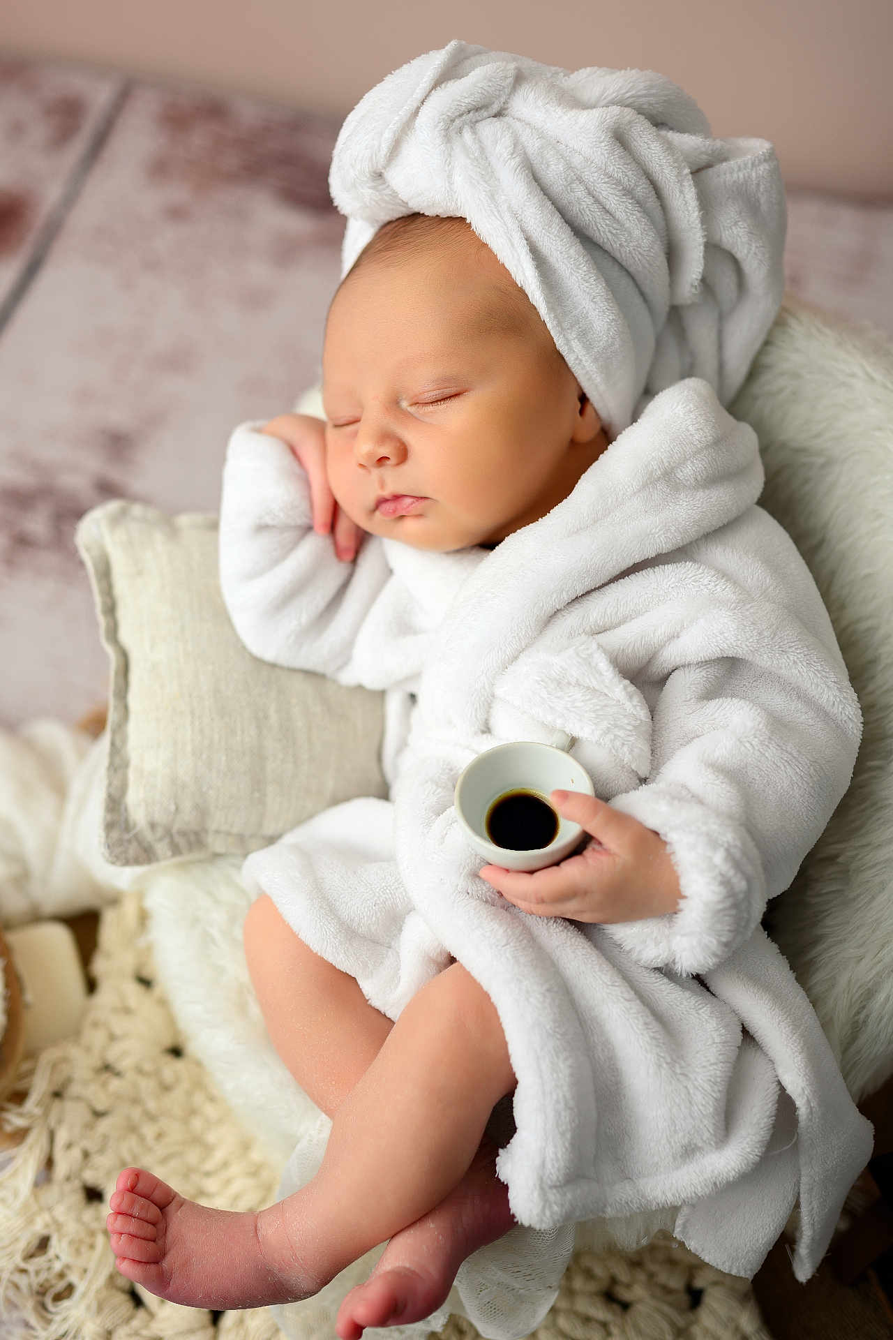 Alba participe au concours pour gagner de l'argent avec cette photo : baby, sleeping, robe, towel, cup, hand, foot, blanket, pillow, soft_texture, indoor, relaxation, infant, peaceful, portrait, cozy, child, cute, rest, comfort