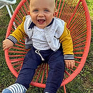 Maëlyo participe au concours pour gagner de l'argent avec cette photo : baby, blue_eyes, casual, chair, child, cute, daylight, fun, grass, happy, jacket, outdoor, person, playful, red_chair, relaxed, seat, smiling, socks, young_child