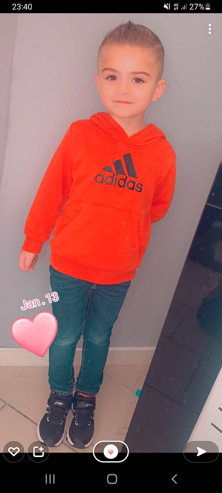 Adriano participe au concours pour gagner de l'argent avec cette photo : baby_toddler_clothing, balloon, beard, black, denim, eyewear, fun, jeans, jersey, joy, long_sleeved_t_shirt, neck, organ, person, red, sleeve, sportswear, standing, t_shirt, thigh