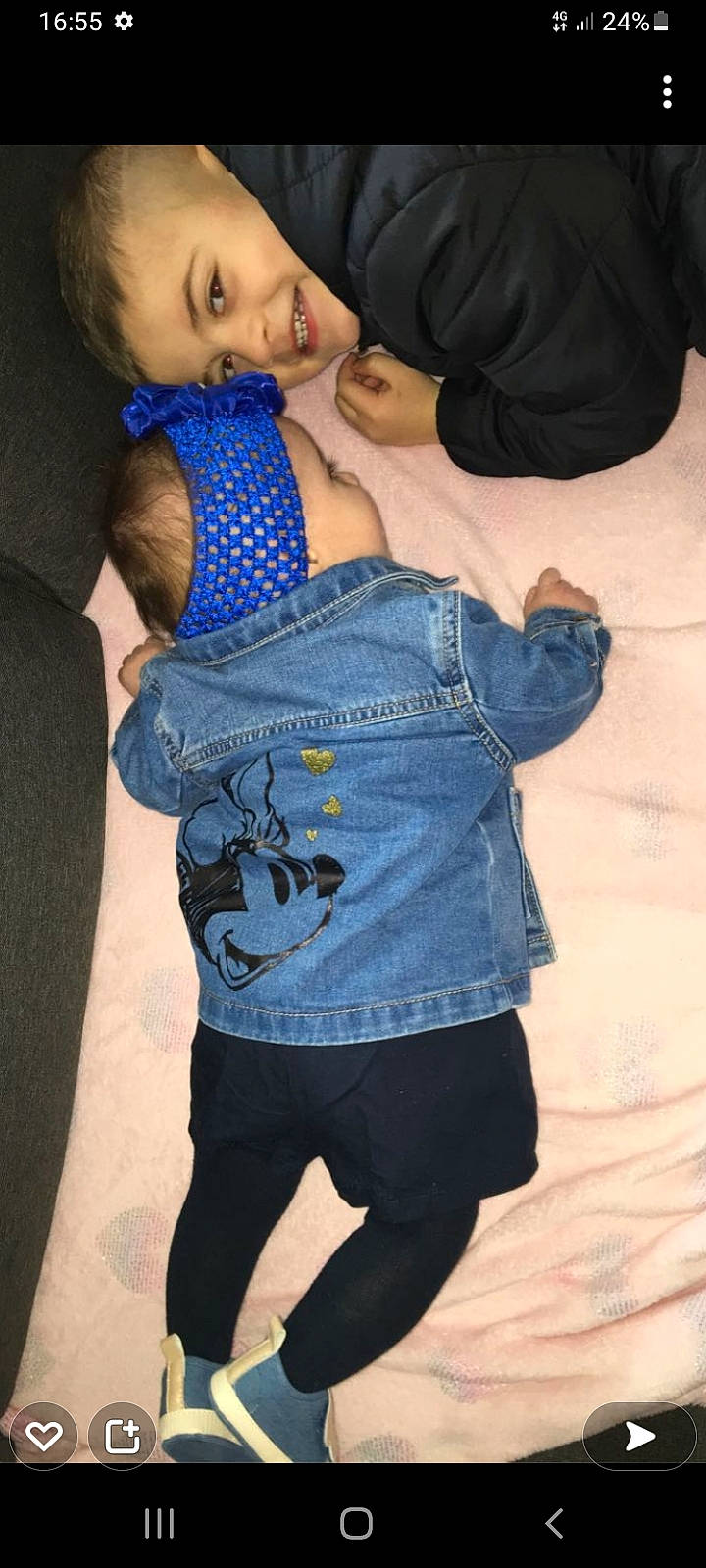 Adriano a rejoint le concours — aidez-le/la à gagner de superbes lots ! arm, cool, elbow, electric_blue, gesture, hair, hand, happy, joint, joy, outerwear, person, plant, purple, shoulder, sleeve, textile, thigh, toddler, tree