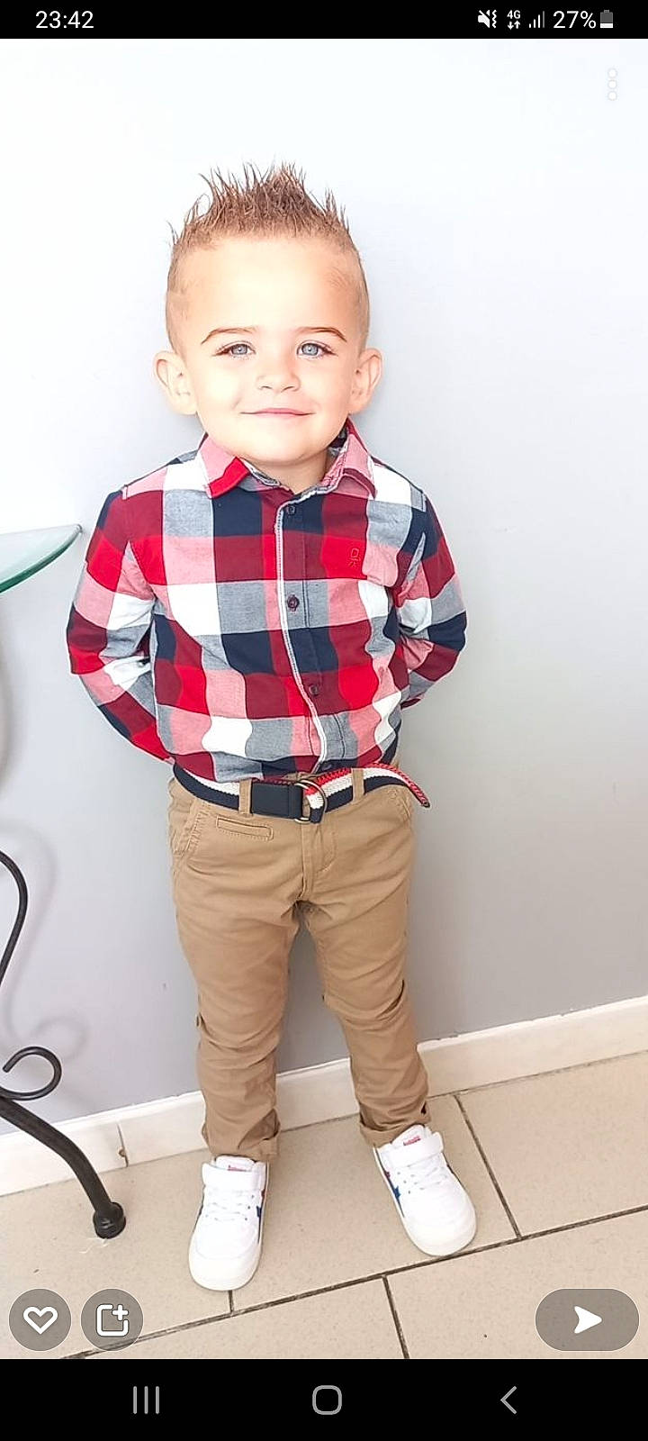 Vincenzo participe au concours pour gagner de l'argent avec cette photo : baby_toddler_clothing, collar, cool, dress_shirt, face, hair, head, joint, joy, khaki_pants, neck, outerwear, person, plaid, shoulder, sleeve, smile, t_shirt, tartan, textile