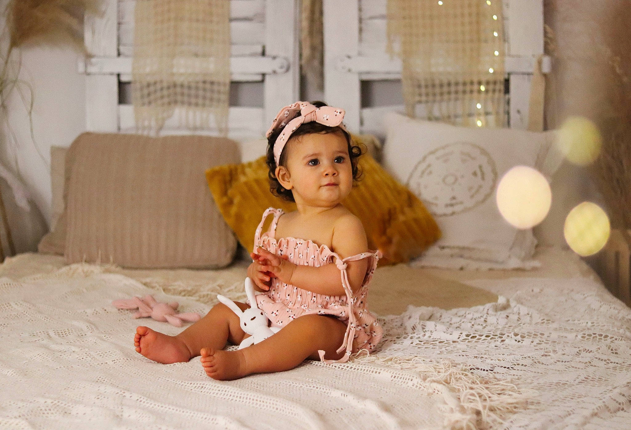 Anaë participe au concours pour gagner de l'argent avec cette photo : beauty, bed, bedding, blond, child, comfort, dress, eye, fashion_design, floor, flooring, headpiece, human_leg, leg, linens, peach, person, skin, toddler, toy