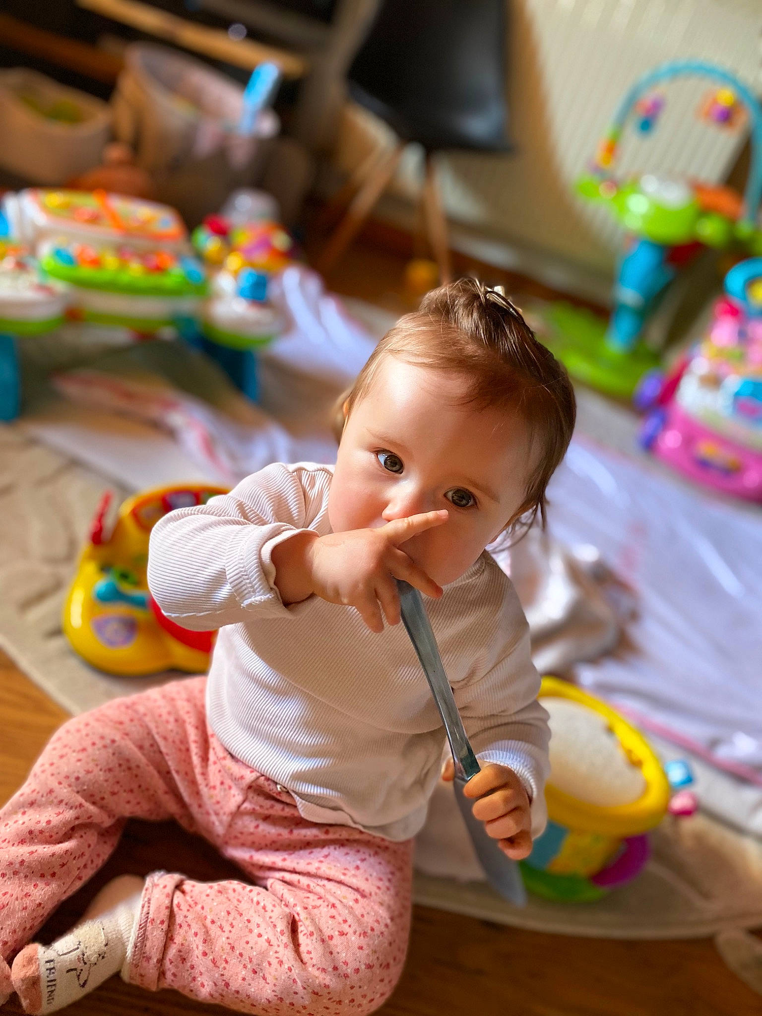 Maddy participe au concours pour gagner de l'argent avec cette photo : baby, baby_playing_with_toys, baby_products, baby_toddler_clothing, baby_toys, cheek, child, event, flooring, fun, happy, leisure, person, play, room, sitting, skin, snapshot, toddler, toy