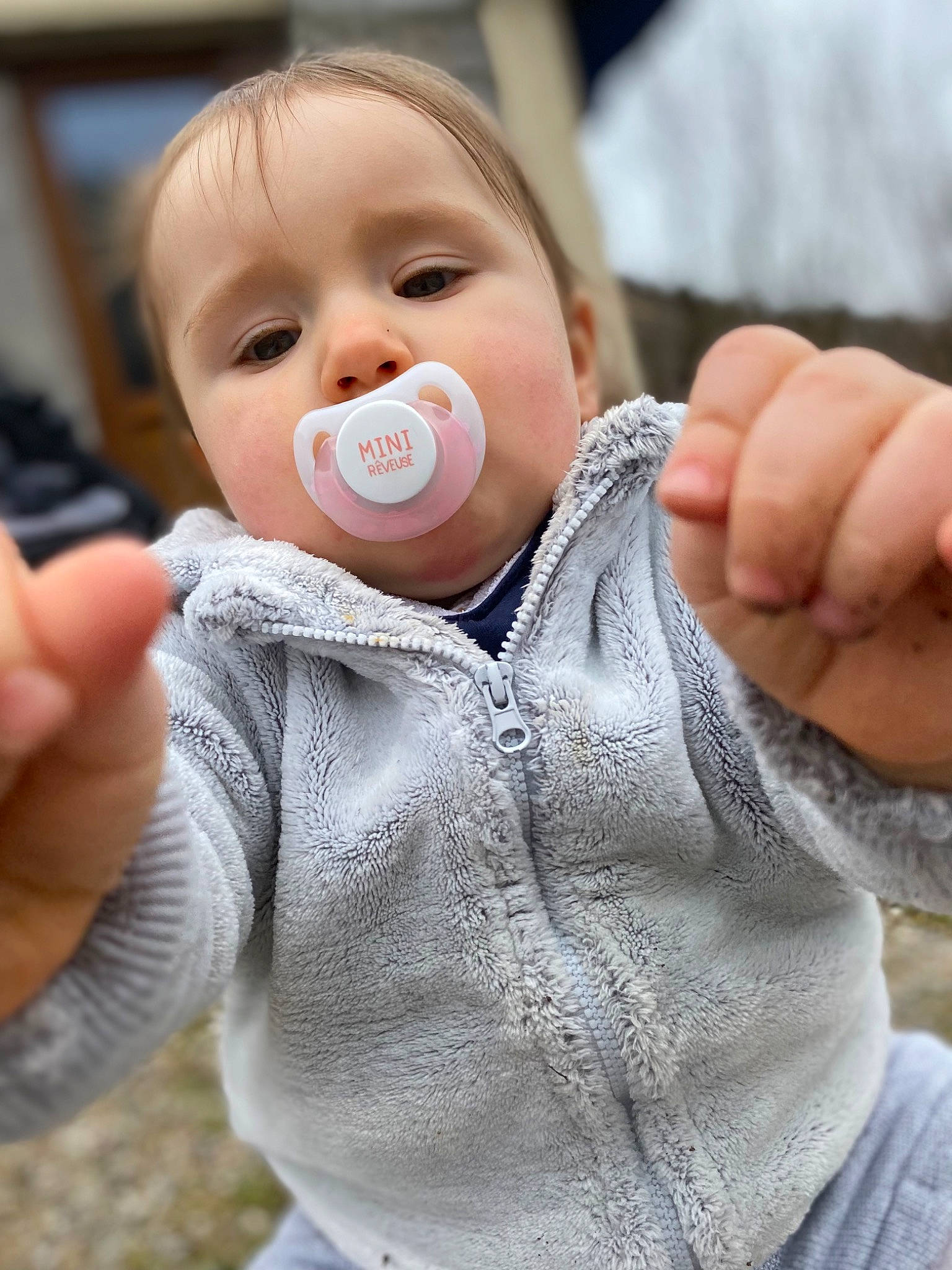 Maddy a rejoint le concours — aidez-le/la à gagner de superbes lots ! baby, baby_toddler_clothing, cheek, child, comfort, ear, finger, gesture, hand, happy, joint, lip, nail, nose, outerwear, person, skin, sleeve, thumb, toddler