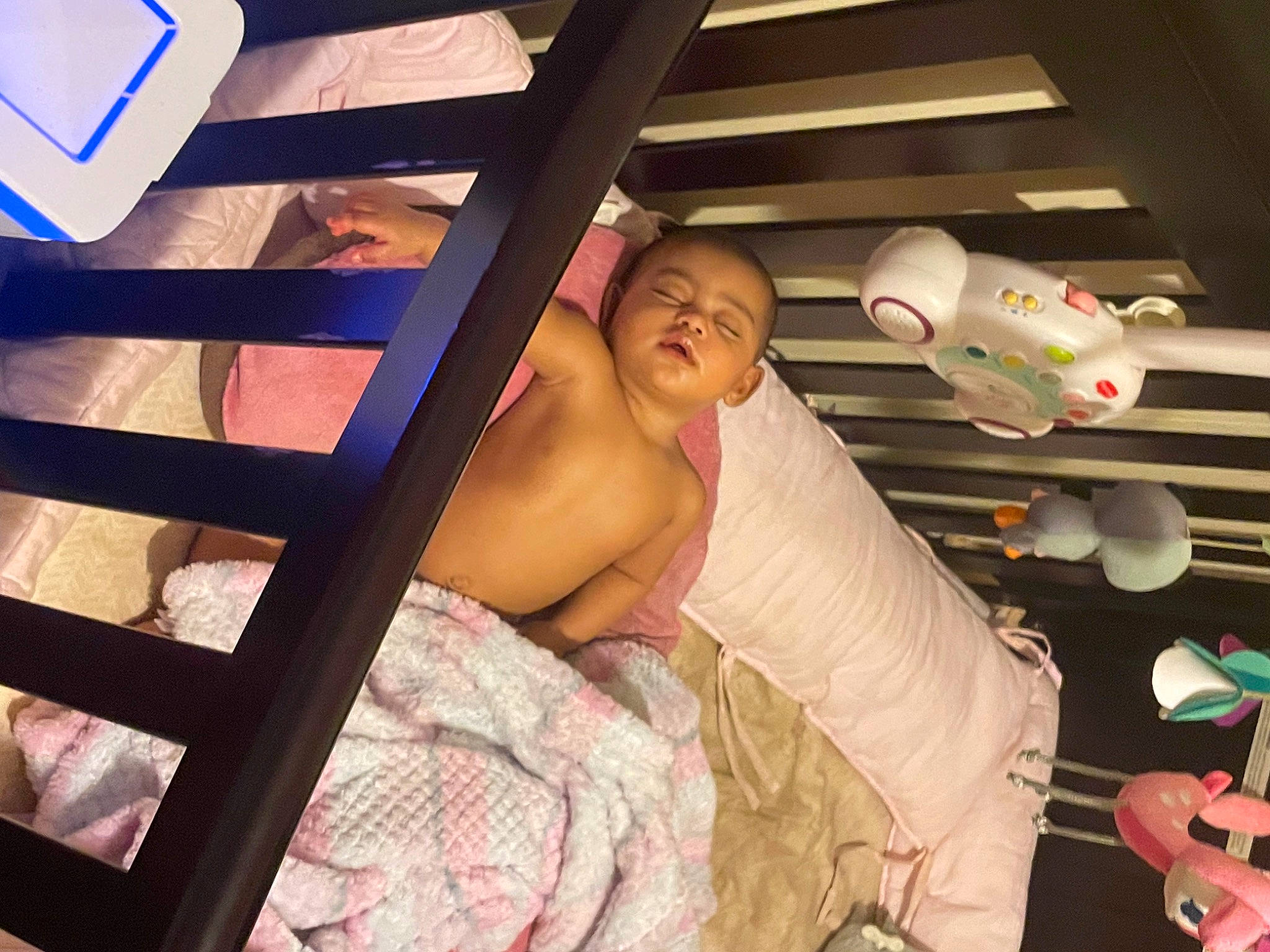 Novah is registered to the contest to win money with this photo: abdomen, barechested, bed, bedding, bedroom, chest, comfort, event, finger, fun, human_leg, leisure, linens, person, room, shade, shorts, thigh, thumb, trunk