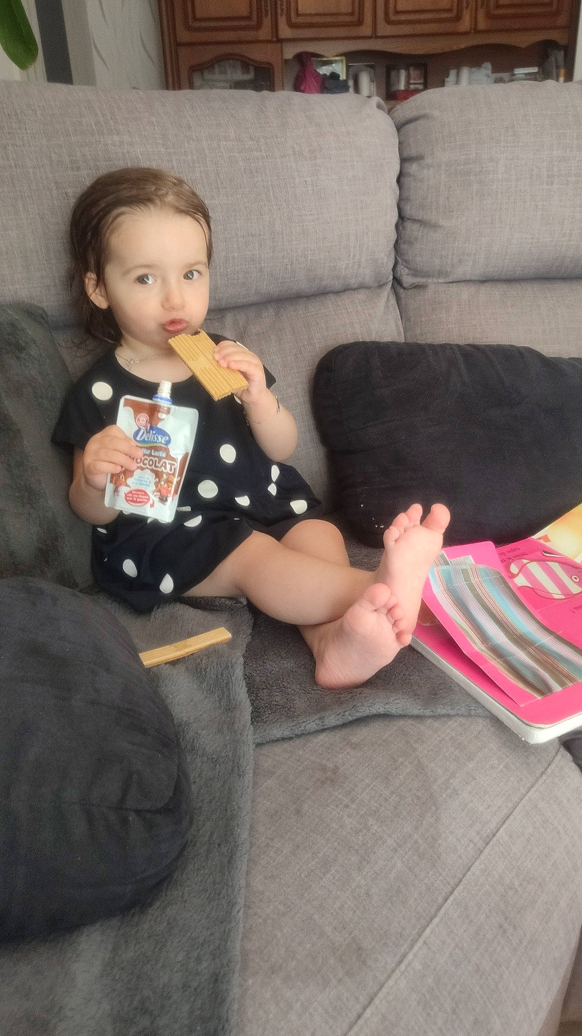 Emma a rejoint le concours — aidez-le/la à gagner de superbes lots ! comfort, couch, eye, face, finger, flooring, foot, formal_wear, hair, head, human_leg, knee, lap, leg, person, sitting, sleeve, sock, suit, thigh