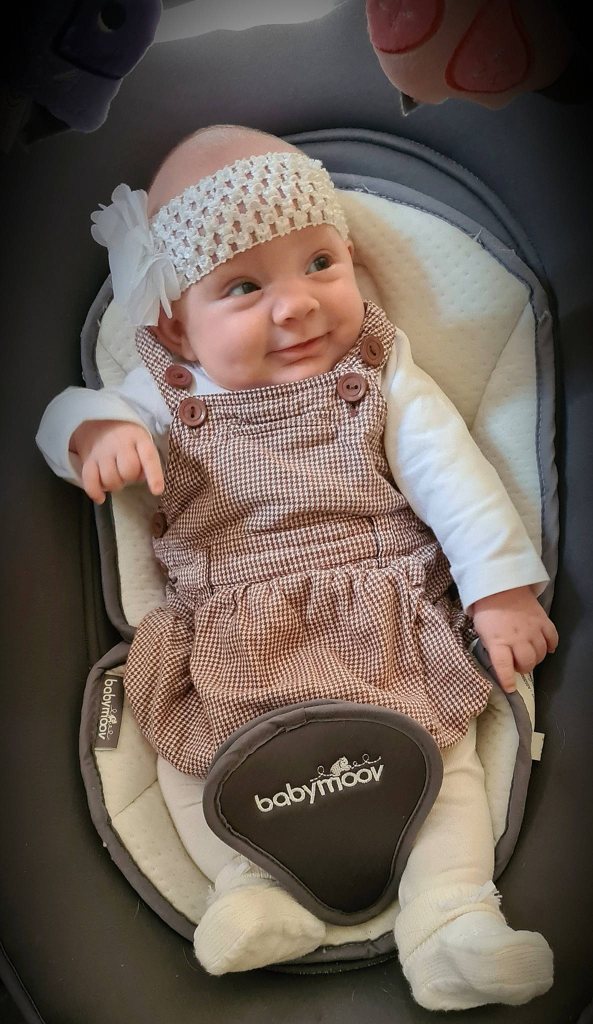 Maéline participe au concours pour gagner de l'argent avec cette photo : baby, baby_carriage, baby_products, baby_safety, baby_toddler_clothing, beauty, cap, chair, cheek, comfort, cool, flash_photography, head, headwear, human_body, joy, outerwear, person, photograph, product