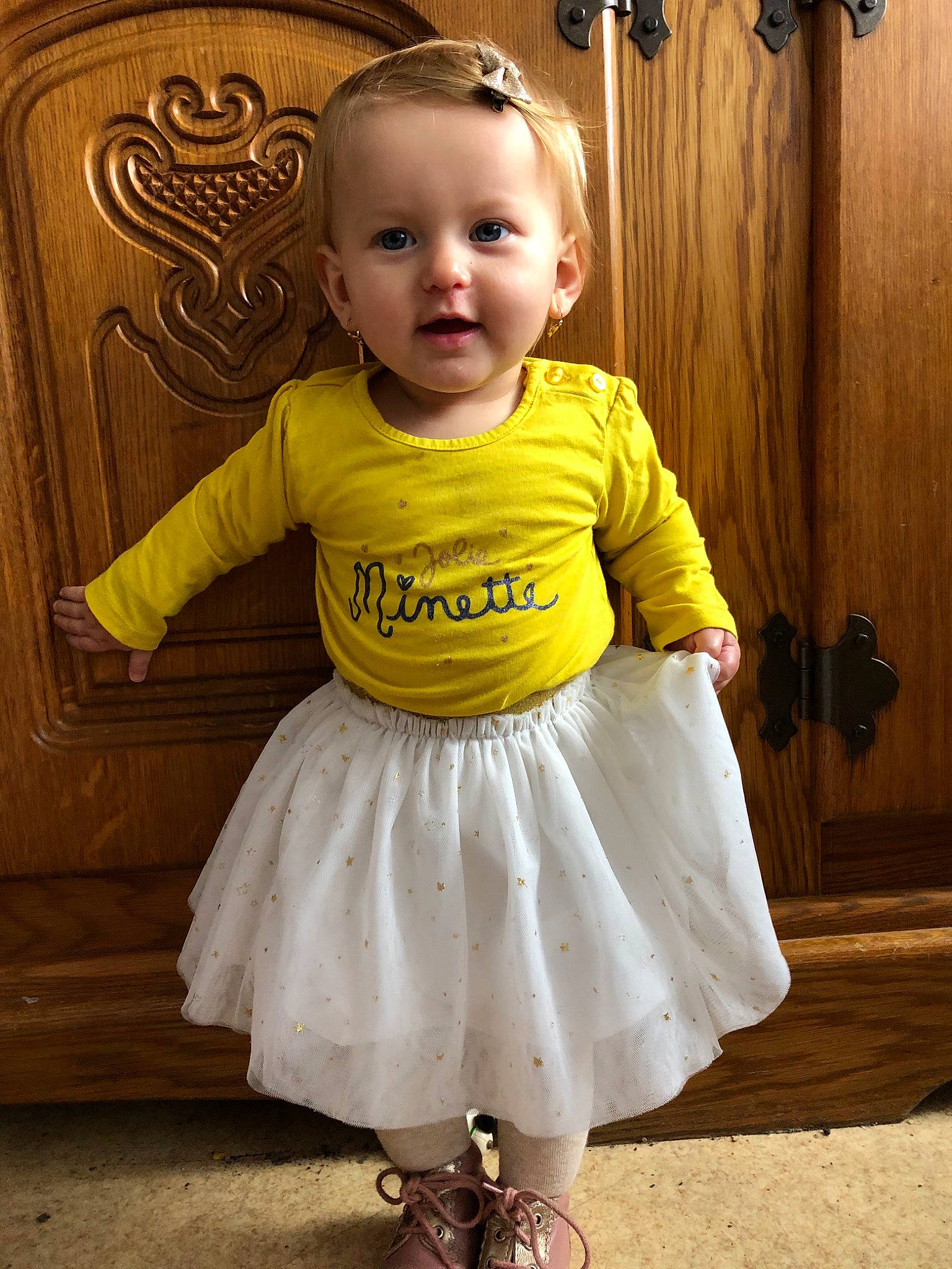 Lylou participe au concours pour gagner de l'argent avec cette photo : baby, baby_toddler_clothing, child, child_model, clothing, costume, dress, person, shoe, sleeve, smile, standing, toddler, yellow