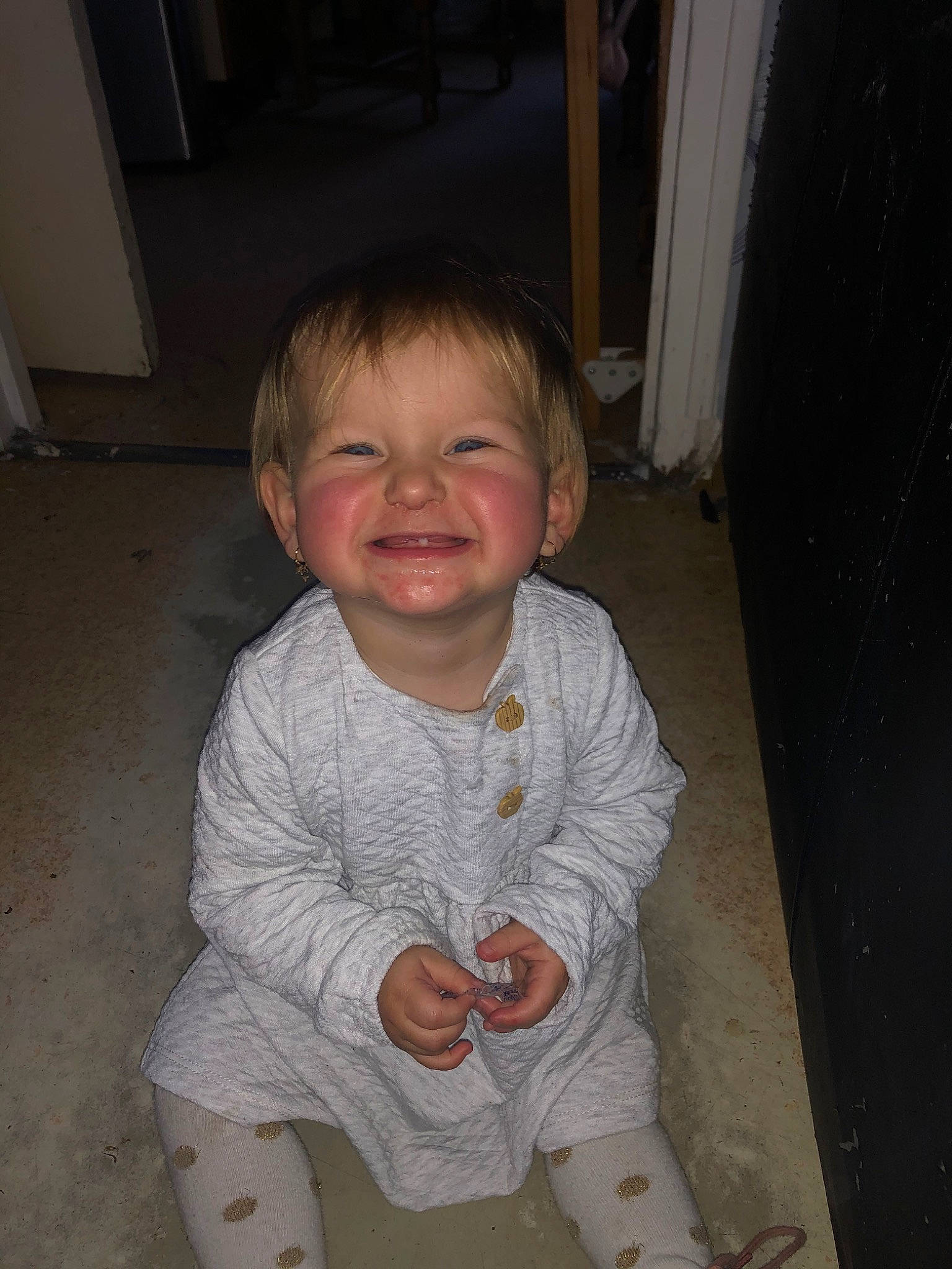 Lylou a rejoint le concours — aidez-le/la à gagner de superbes lots ! cheek, child, eye, face, facial_expression, head, joy, person, sitting, skin, smile, standing, toddler