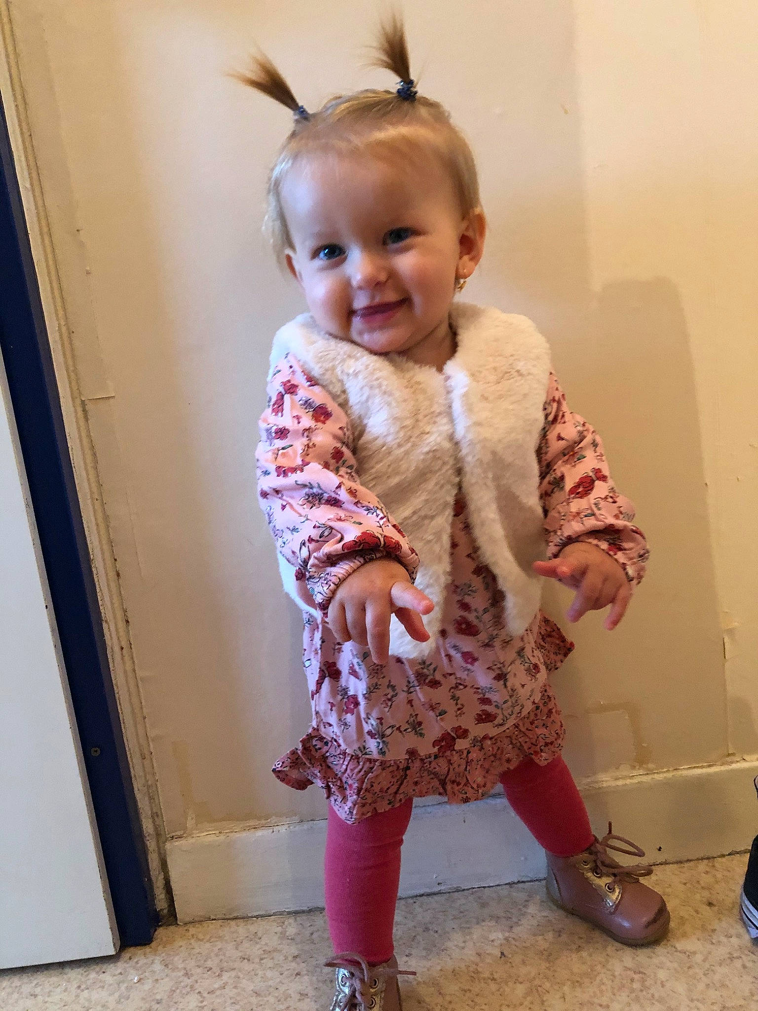Lylou participe au concours pour gagner de l'argent avec cette photo : baby, baby_toddler_clothing, child, clothing, dress, footwear, joy, outerwear, person, pink, shoe, skin, sleeve, tights, toddler