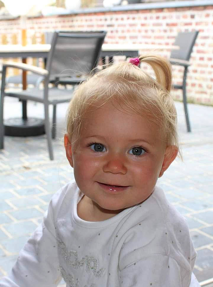 Alycia participe au concours pour gagner de l'argent avec cette photo : baby, baby_toddler_clothing, blond, chair, cheek, flooring, fun, happy, iris, joy, leisure, lip, nose, outdoor_furniture, person, sitting, skin, sleeve, smile, summer