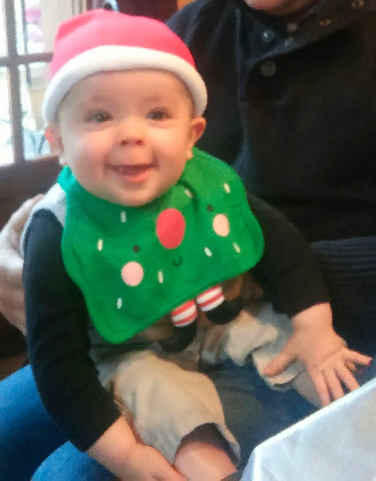 Gabriel a rejoint le concours — aidez-le/la à gagner de superbes lots ! baby, child, christmas, christmas_eve, fictional_character, holiday, joy, person, play, sitting, smile, toddler