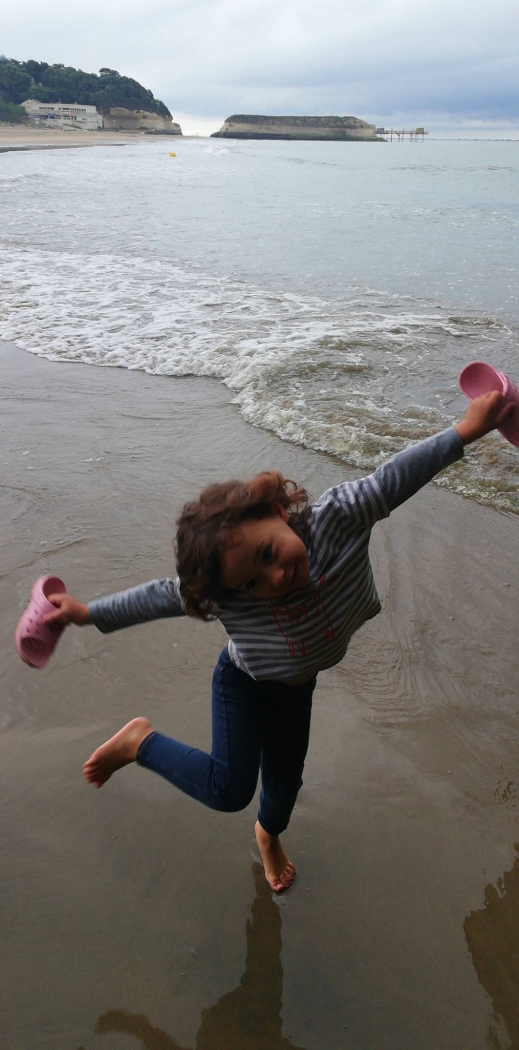 Gabrielle participe au concours pour gagner de l'argent avec cette photo : balance, barefoot, beach, child, coast, fun, gesture, hand, happy, joy, lake, leisure, ocean, people_in_nature, people_on_beach, person, play, recreation, sand, under_exposed