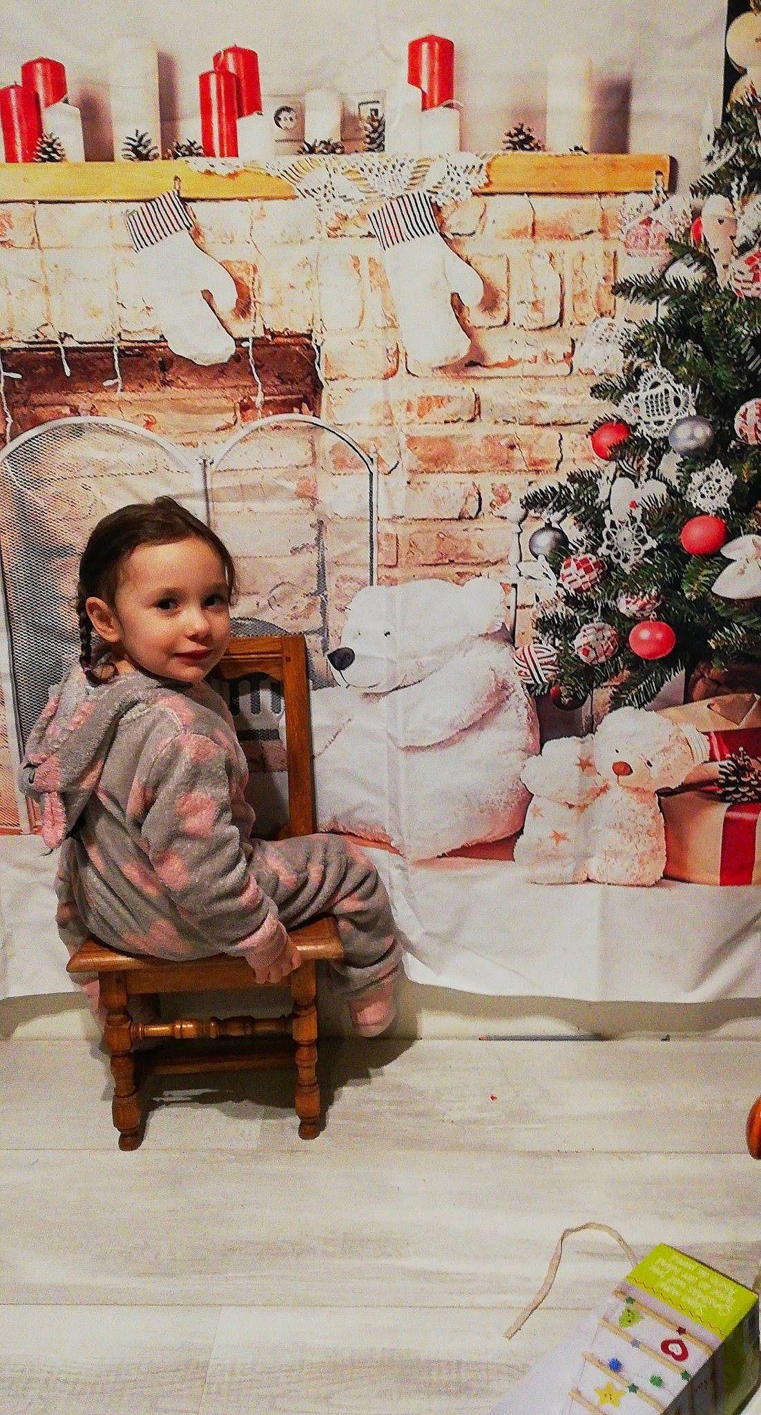 Gabrielle participe au concours pour gagner de l'argent avec cette photo : baby, child, christmas, christmas_decoration, christmas_ornament, christmas_tree, event, facial_expression, happy, holiday, human_body, ornament, peach, people, person, photograph, room, sitting, standing, textile