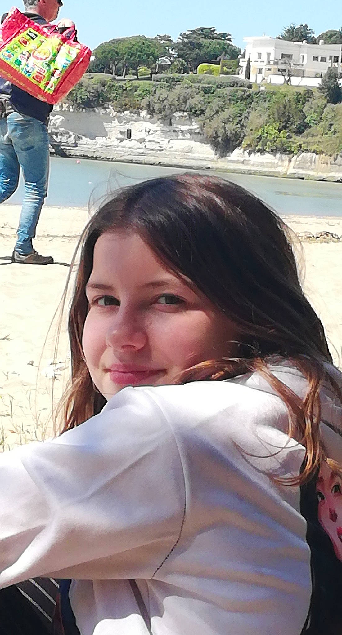 Maylis a rejoint le concours — aidez-le/la à gagner de superbes lots ! beach, black_hair, cool, eye, eyelash, gesture, hairstyle, happy, joy, layered_hair, leisure, lip, long_hair, person, plant, skin, smile, street_fashion, summer, travel