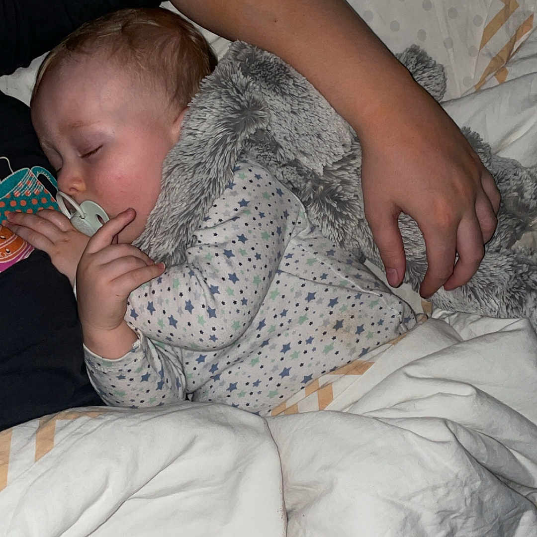 Nolan participe au concours pour gagner de l'argent avec cette photo : baby, bed, bedroom, blanket, bodypart, couch, cushion, face, finger, furniture, hand, head, homedecor, indoors, newborn, person, photography, portrait, quilt, room