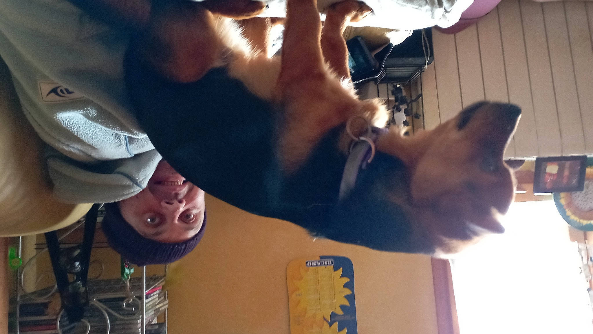 Hugo participe au concours pour gagner de l'argent avec cette photo : audio_equipment, baseball_cap, cap, elbow, event, eyewear, fun, gesture, nail, personal_protective_equipment, recreation, room, t_shirt, thumb, tree, wrist