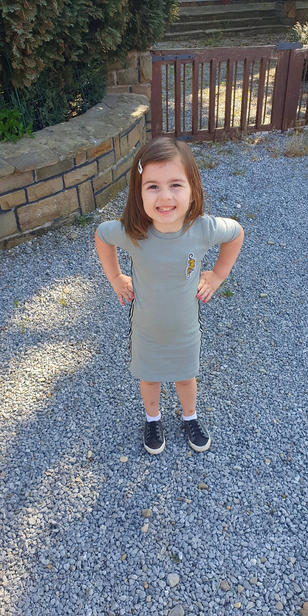Maëlys participe au concours pour gagner de l'argent avec cette photo : child, dress, facial_expression, fun, grass, joy, leg, person, shoe, sleeve, smile, standing, summer, t_shirt, toddler, vacation