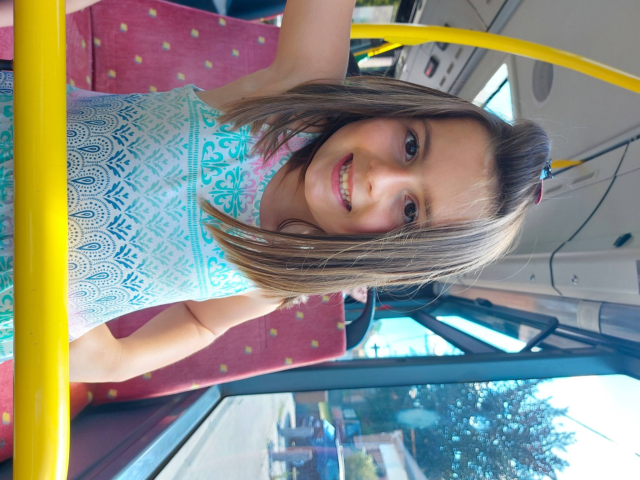 Maëlys participe au concours pour gagner de l'argent avec cette photo : automotive_design, automotive_lighting, azure, electric_blue, facial_expression, fashion, fun, happy, joy, leisure, light, line, lip, mouth, person, recreation, skin, smile, tints_and_shades, tree