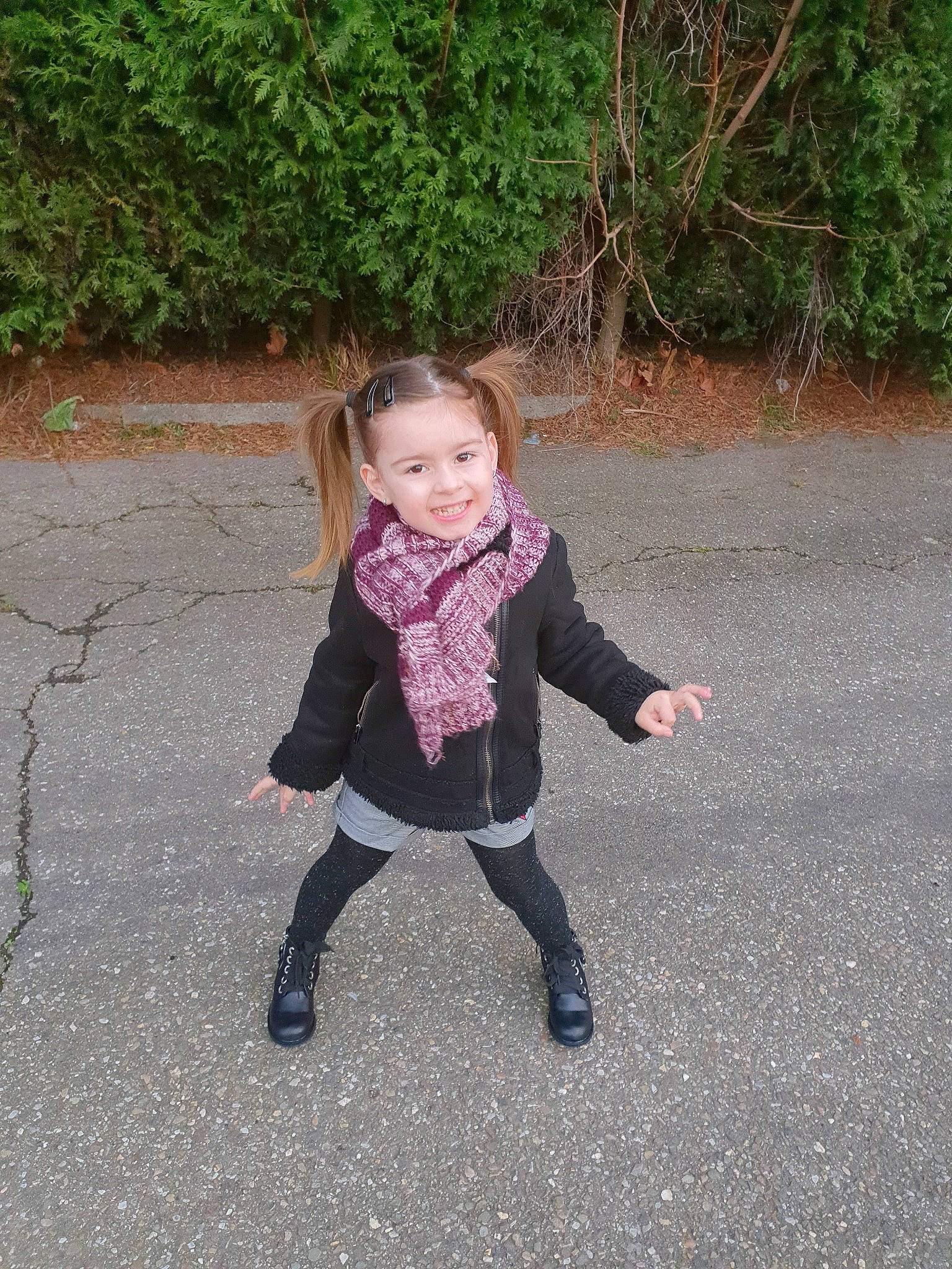 Maëlys a rejoint le concours — aidez-le/la à gagner de superbes lots ! child, footwear, fun, grass, joy, leg, outerwear, people, person, photography, plant, play, shoe, sitting, smile, standing, toddler, tree, vacation, walking