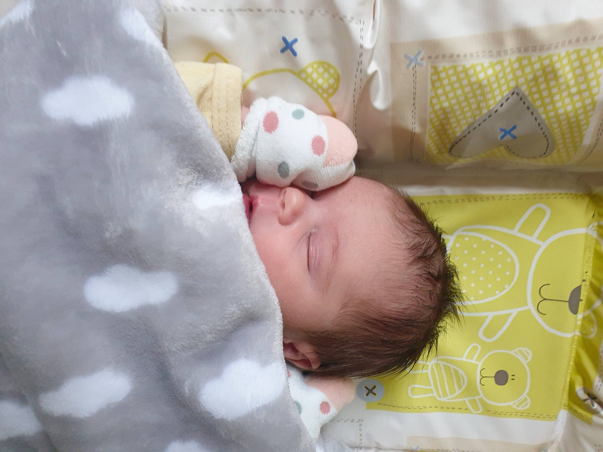 Tess a rejoint le concours — aidez-le/la à gagner de superbes lots ! baby, baby_products, baby_safety, baby_sleeping, baby_toddler_clothing, bed, bedding, bedtime, blanket, child, comfort, cradle, infant_bed, linens, nap, pattern, person, room, textile, toddler