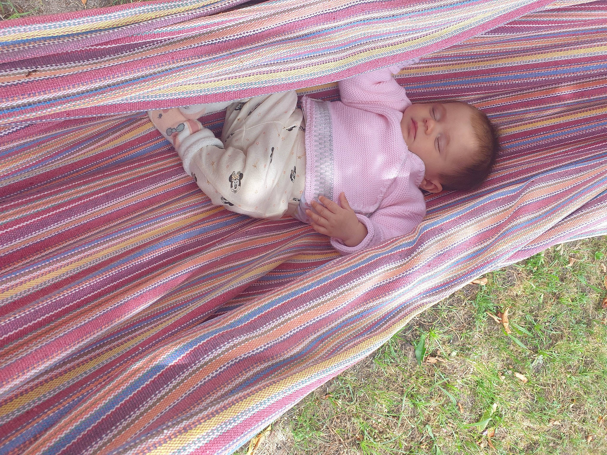 Tess a rejoint le concours — aidez-le/la à gagner de superbes lots ! baby, baby_products, baby_toddler_clothing, bedtime, child, comfort, flooring, grass, hardwood, linens, magenta, nap, pattern, person, pink, purple, sitting, sleep, textile, toddler