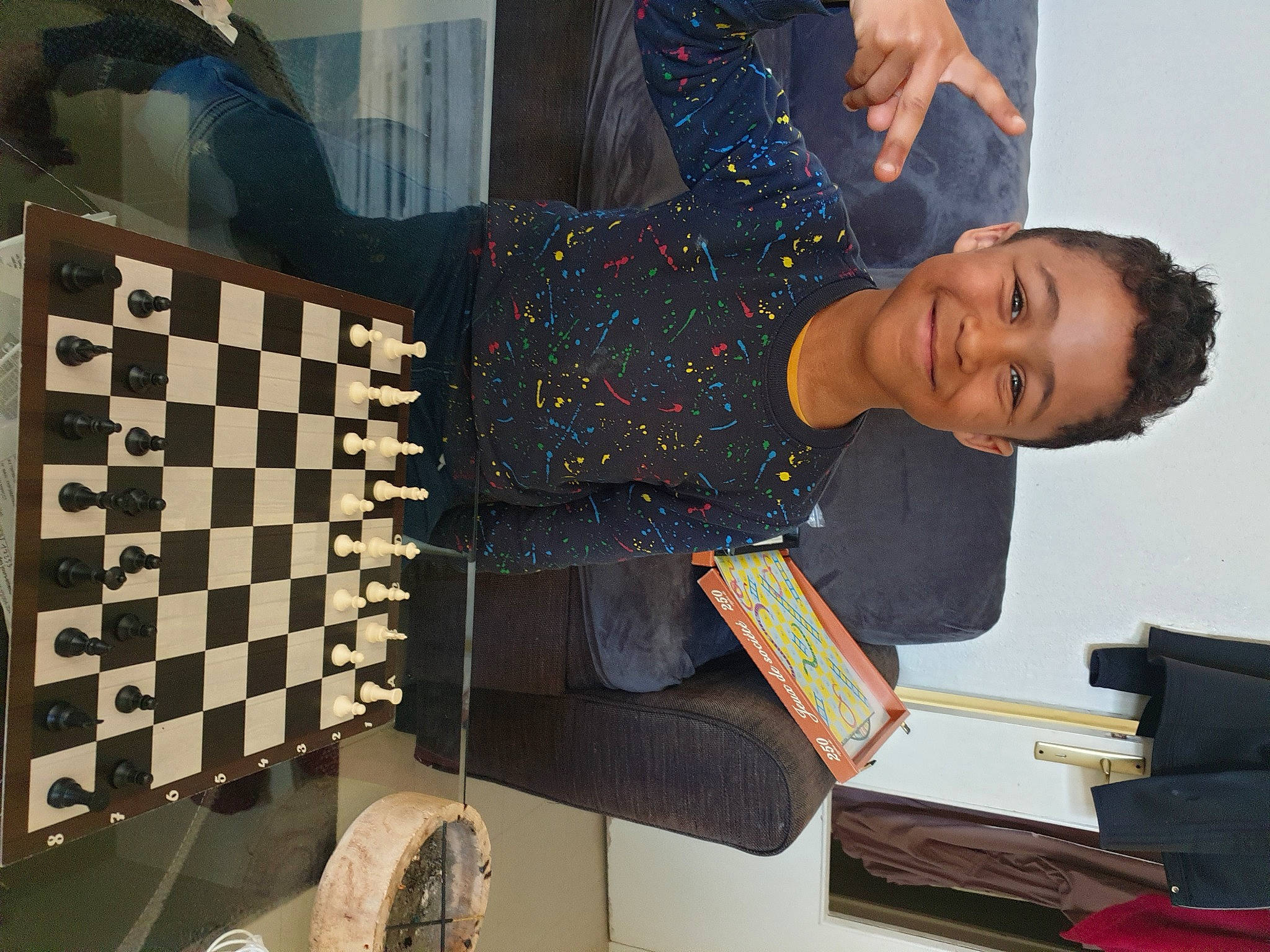 Ewen a rejoint le concours — aidez-le/la à gagner de superbes lots ! arm, automotive_design, beauty, chair, chessboard, eyewear, fashion_design, flooring, fun, indoor_games_and_sports, job, joy, office_equipment, pattern, person, recreation, room, smile, table