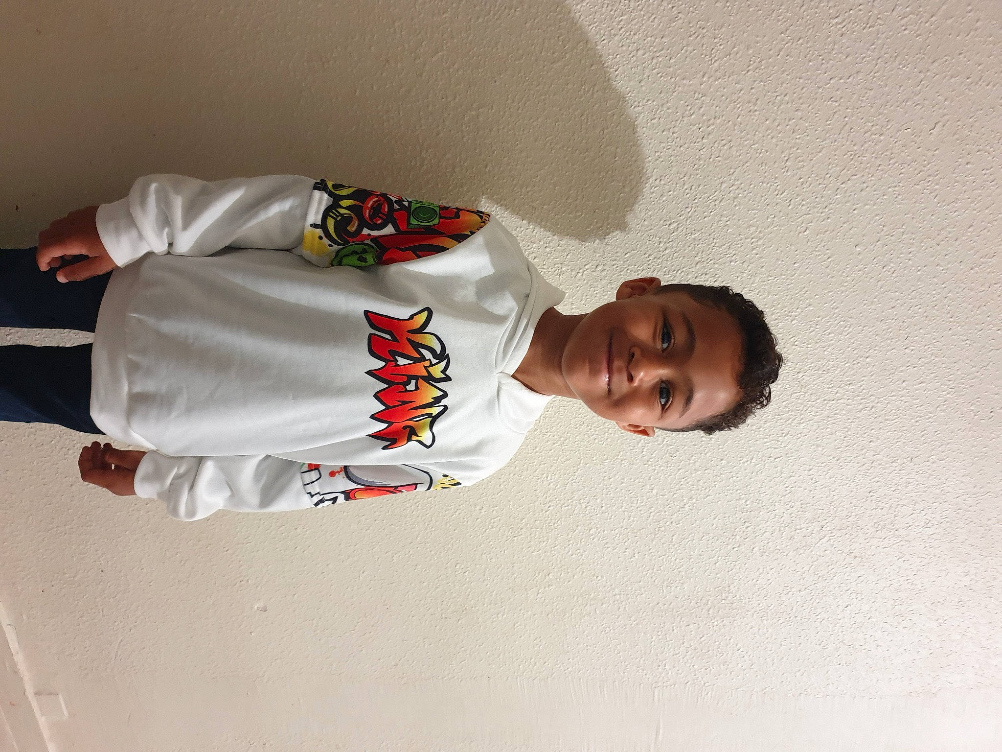 Ewen a rejoint le concours — aidez-le/la à gagner de superbes lots ! carmine, ceiling, elbow, fashion_design, happy, jersey, joy, person, room, sleeve, smile, sportswear, t_shirt, uniform