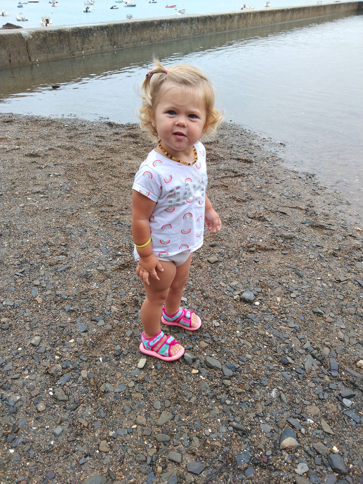 Inès participe au concours pour gagner de l'argent avec cette photo : asphalt, baby_toddler_clothing, child, fun, grass, human_leg, lake, leisure, people_in_nature, person, play, recreation, road_surface, sand, shorts, sitting, soil, t_shirt, toddler, vacation