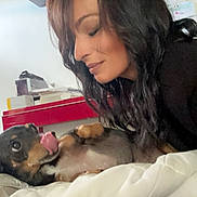 Kinou a rejoint le concours — aidez-le/la à gagner de superbes lots ! woman, dog, indoor, bed, blanket, smile, pet, affection, playful, hair, face, fur, tongue, cute, relaxing, home, furniture, casual, interaction, comfort