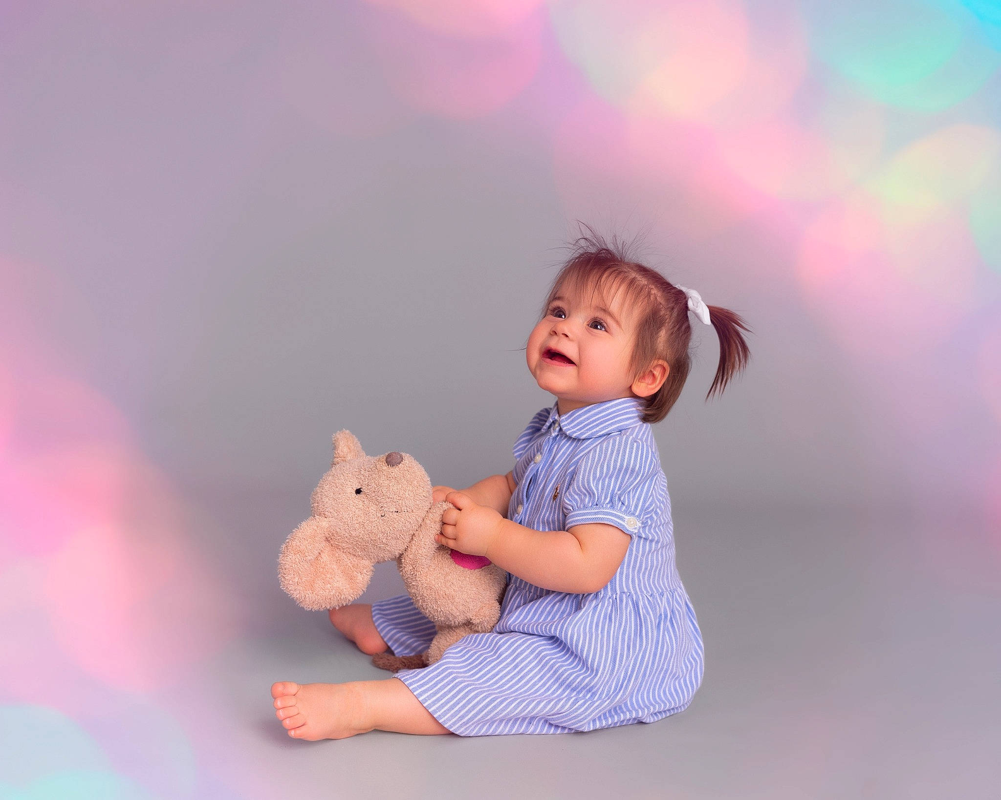 Tessa a rejoint le concours — aidez-le/la à gagner de superbes lots ! baby_toddler_clothing, child, doll, flash_photography, foot, fun, gesture, happy, magenta, pattern, person, pink, portrait_photography, purple, sitting, skin, stuffed_toy, teddy_bear, toddler, toy