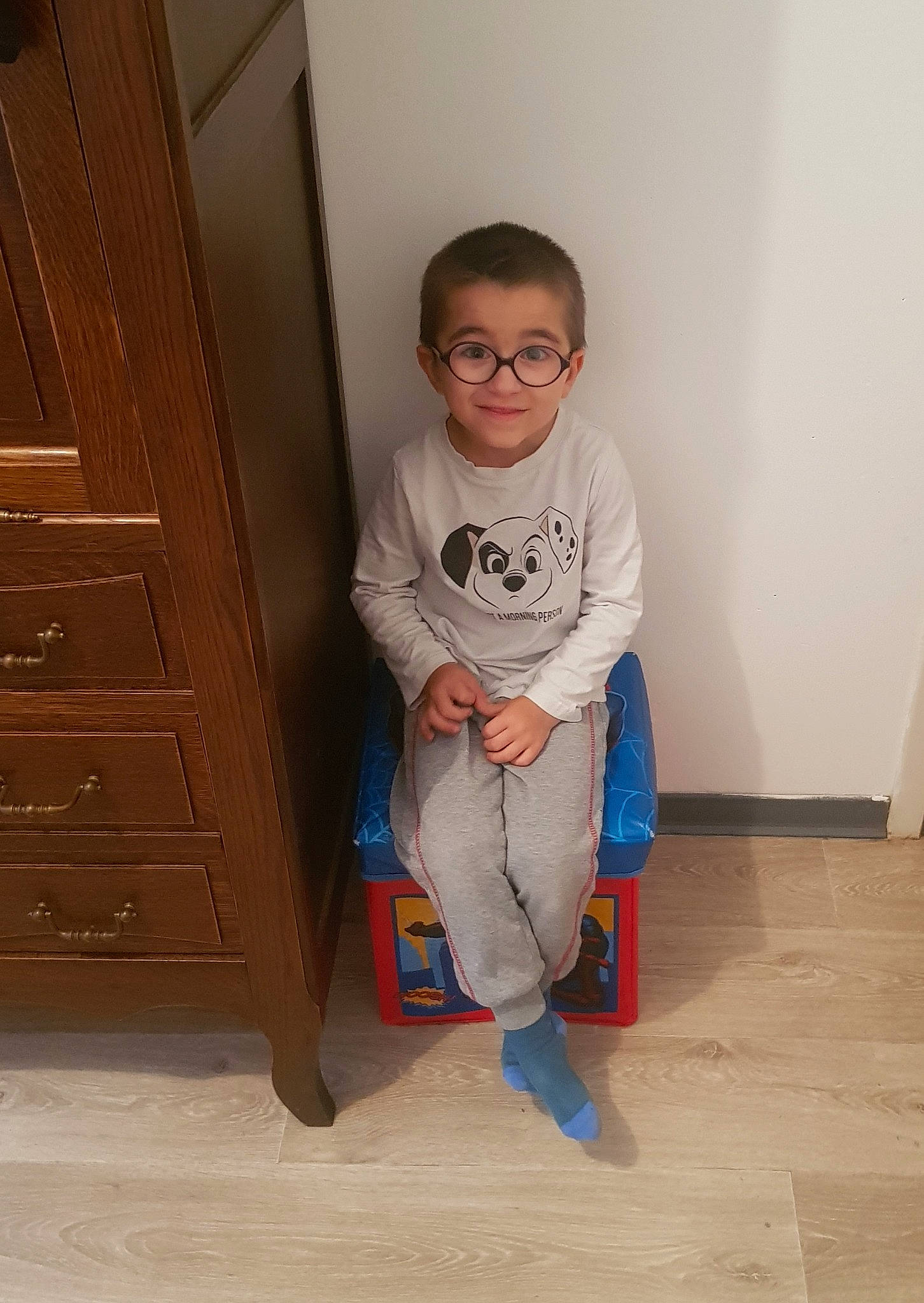 Julian a rejoint le concours — aidez-le/la à gagner de superbes lots ! baby_toddler_clothing, cabinetry, chest_of_drawers, comfort, drawer, dresser, floor, flooring, hardwood, human_leg, joy, knee, leg, person, shoulder, sleeve, thigh, toddler, trunk, varnish