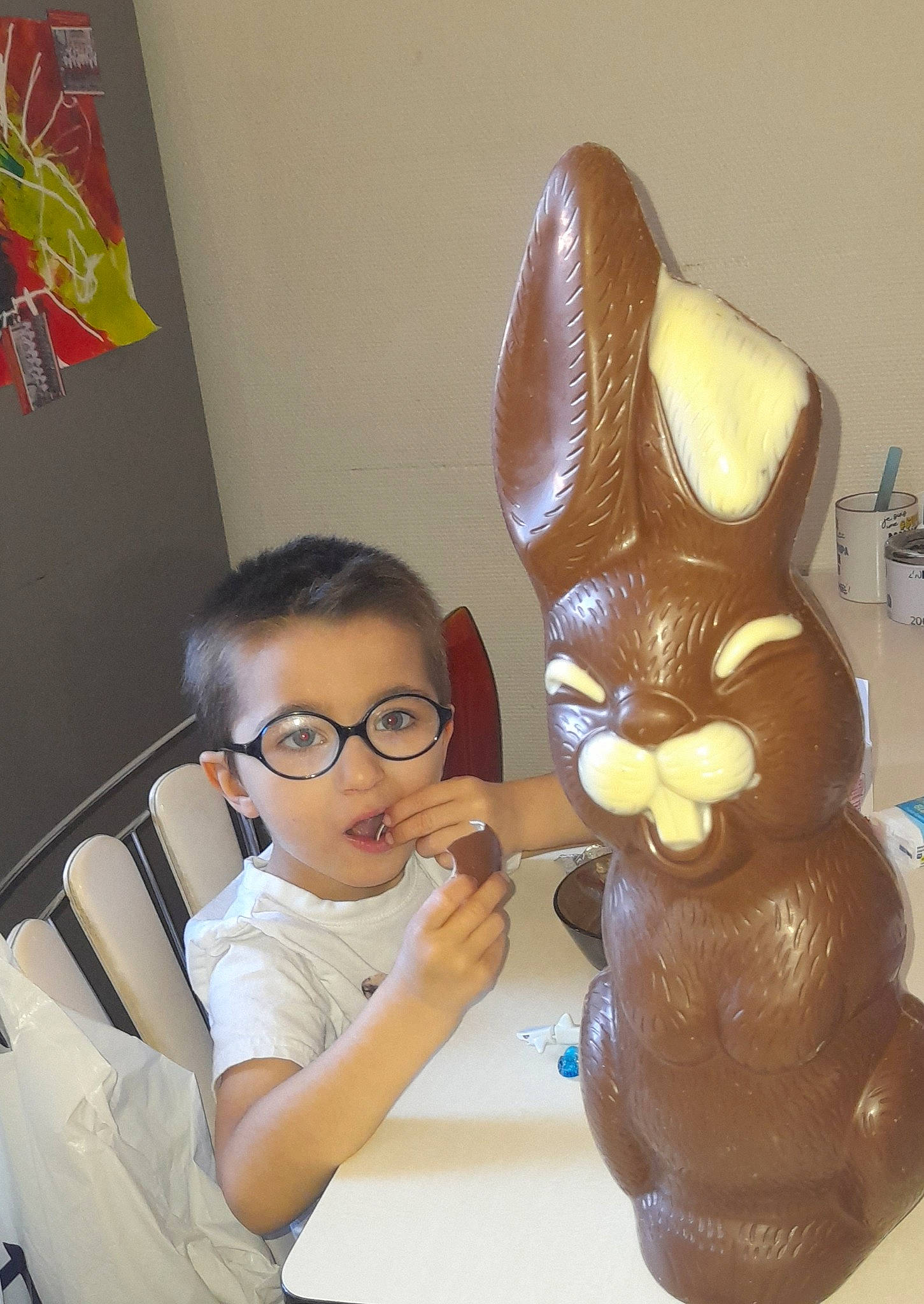 Julian participe au concours pour gagner de l'argent avec cette photo : arm, artifact, chair, child, comfort, eyewear, fawn, fun, fur, gesture, happy, liver, luxury_vehicle, person, room, sitting, snapshot, tableware, toddler, toy