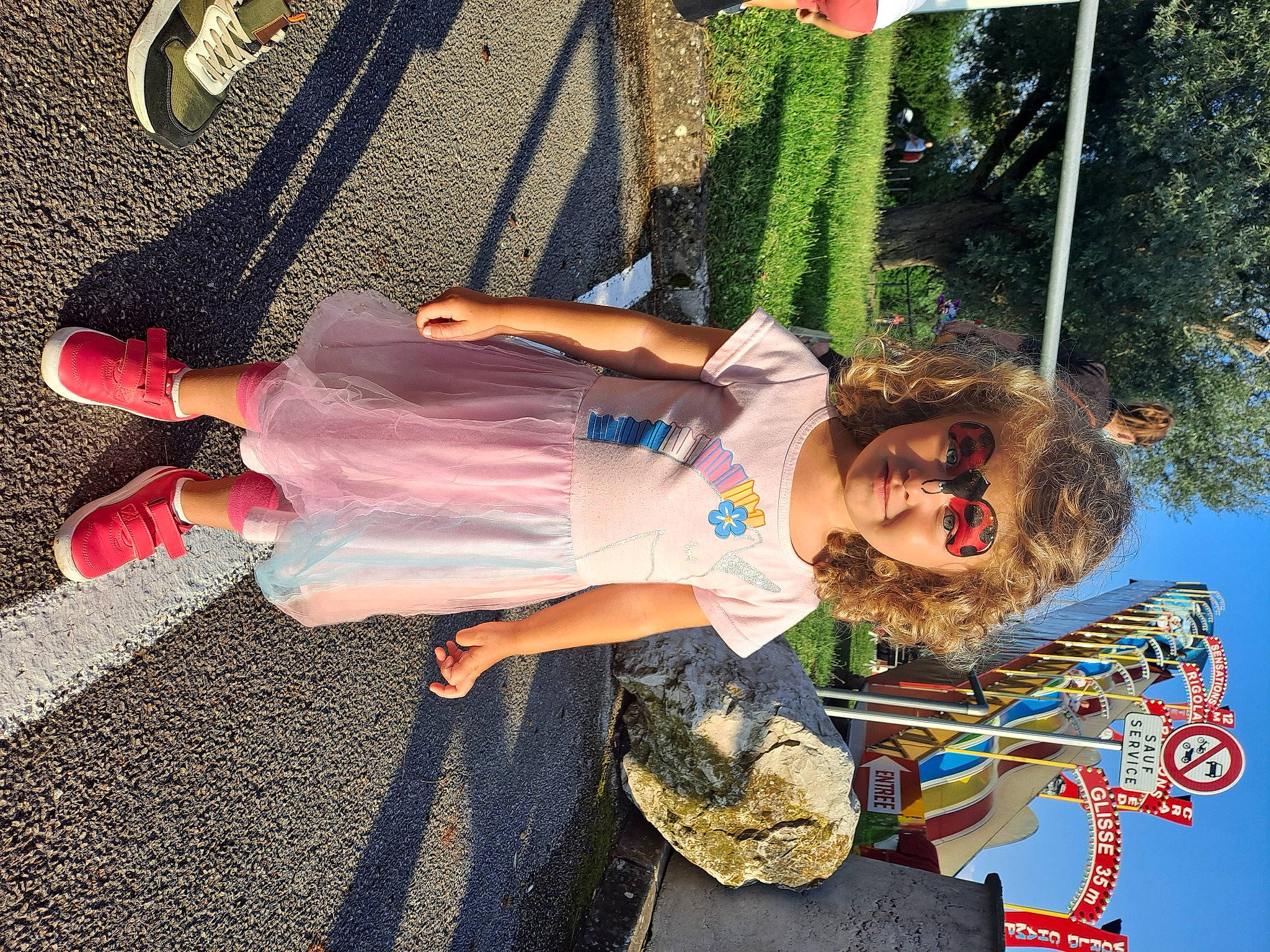 Naya participe au concours pour gagner de l'argent avec cette photo : child, city, cool, foot, fun, happy, human_leg, leisure, person, play, pole, recreation, sandal, sky, smile, toddler, travel, tree, vacation, water