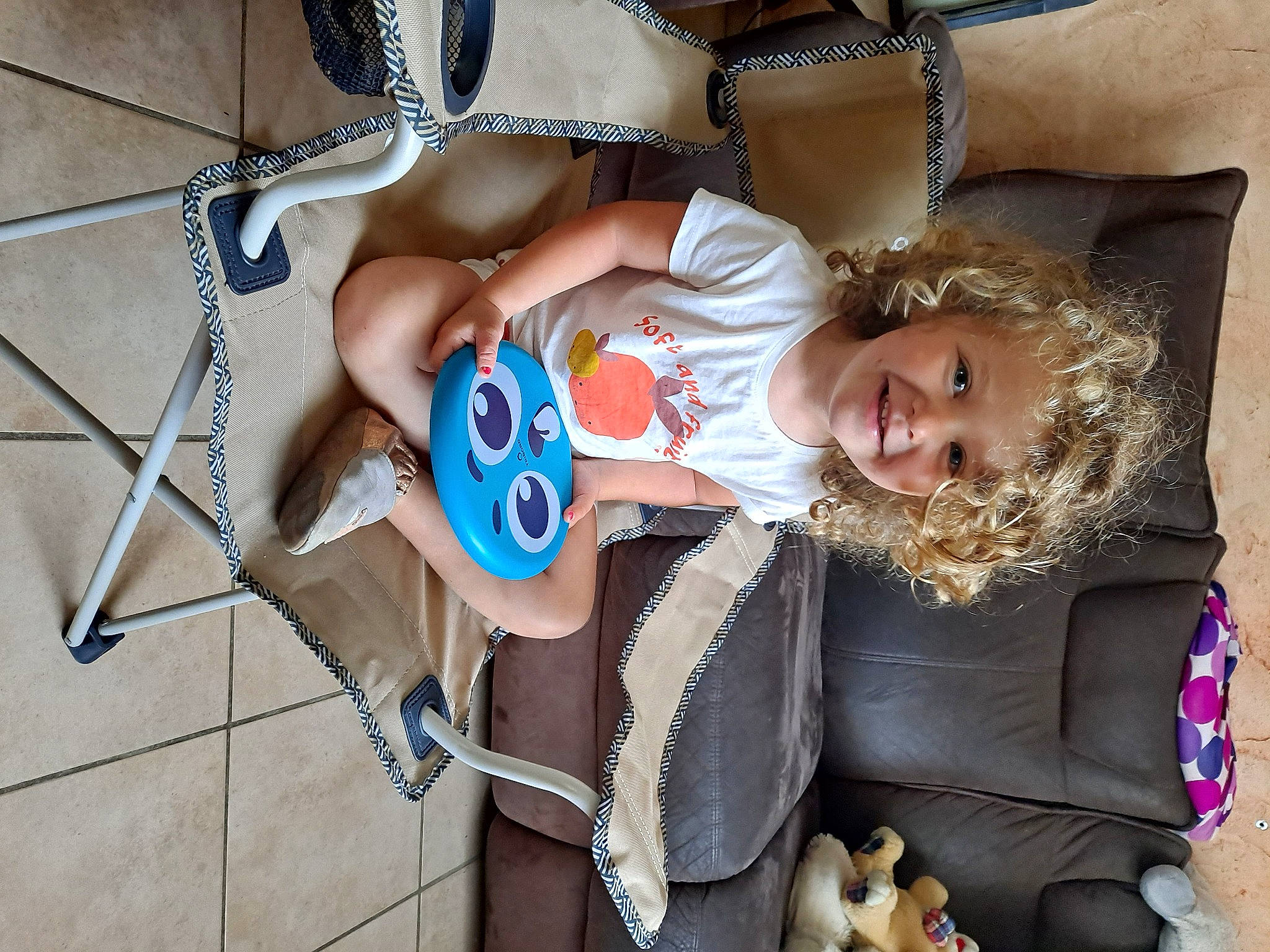 Naya a rejoint le concours — aidez-le/la à gagner de superbes lots ! baby, baby_products, baby_toddler_clothing, child, comfort, fashion_accessory, fun, happy, hat, human_leg, joy, leisure, mammal, person, room, sitting, smile, snapshot, thigh, toddler