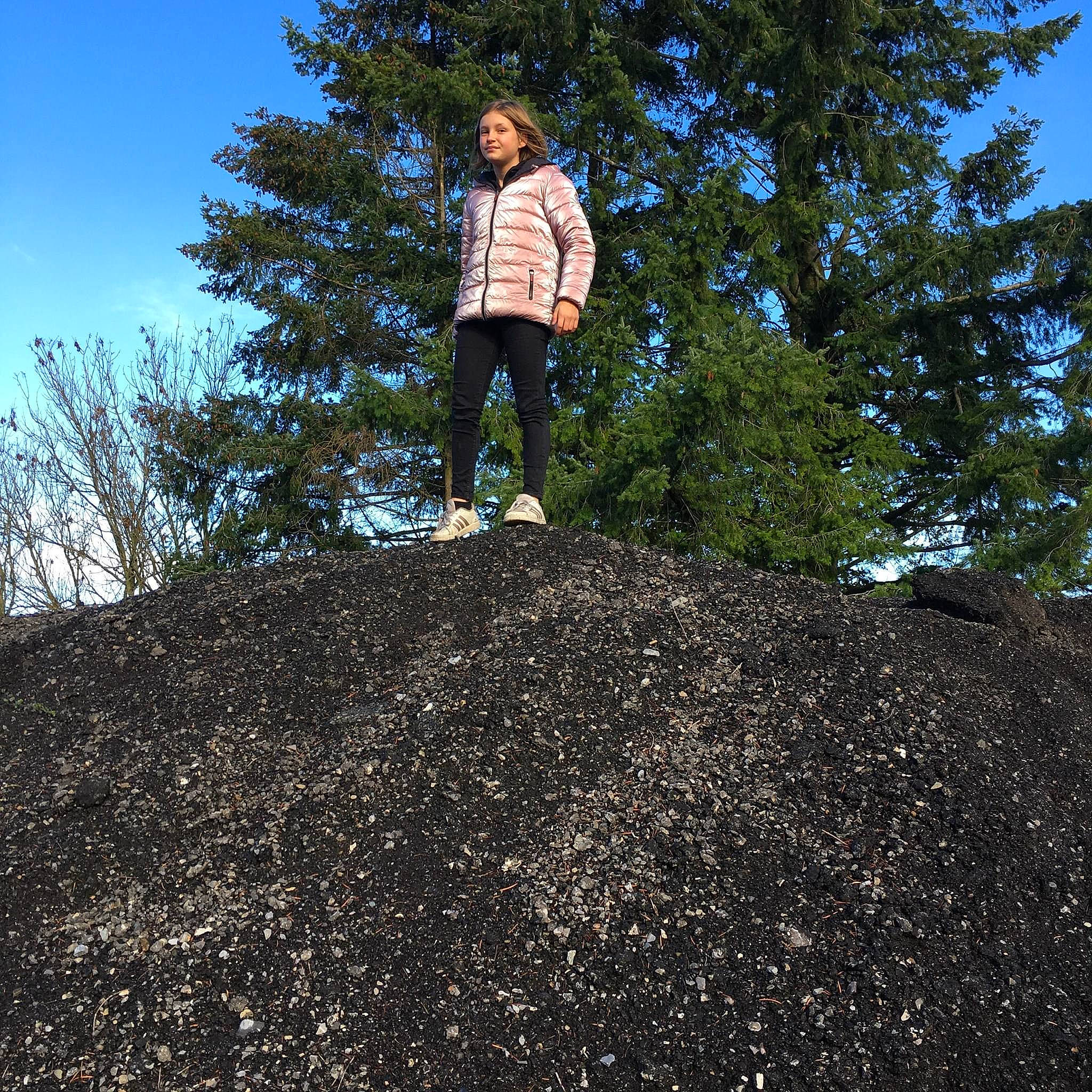 Alicia a rejoint le concours — aidez-le/la à gagner de superbes lots ! boot, coat, denim, jacket, jeans, outdoor_shoe, person, plaid, soil