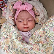 Mayana a rejoint le concours — aidez-le/la à gagner de superbes lots ! baby, sleeping, pink_bow, blanket, floral_pattern, headband, infant, cozy, cute, child, face, soft, cushion, indoors, portrait, peaceful, wrapped, newborn, warm, resting