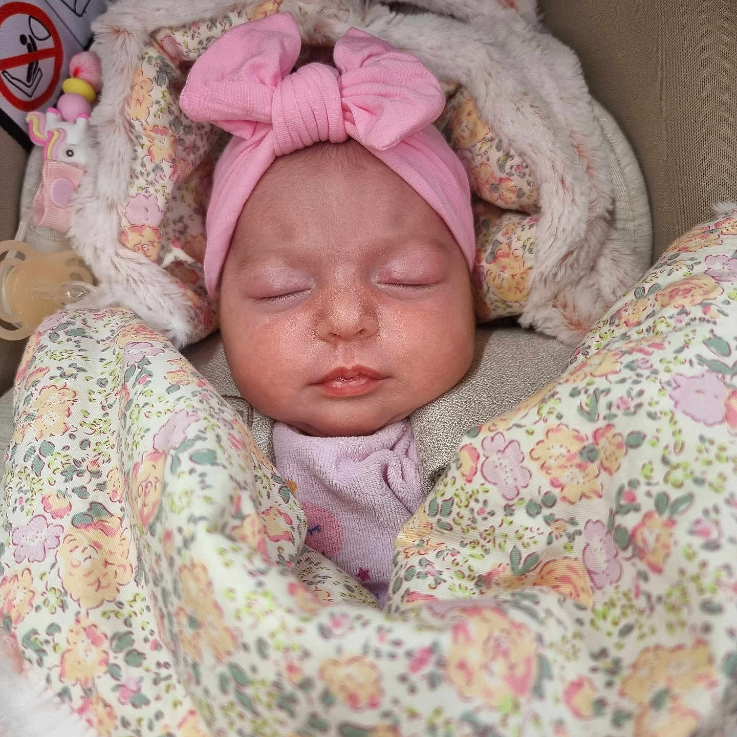 Mayana a rejoint le concours — aidez-le/la à gagner de superbes lots ! baby, blanket, child, cozy, cushion, cute, face, floral_pattern, headband, indoors, infant, newborn, peaceful, pink_bow, portrait, resting, sleeping, soft, warm, wrapped