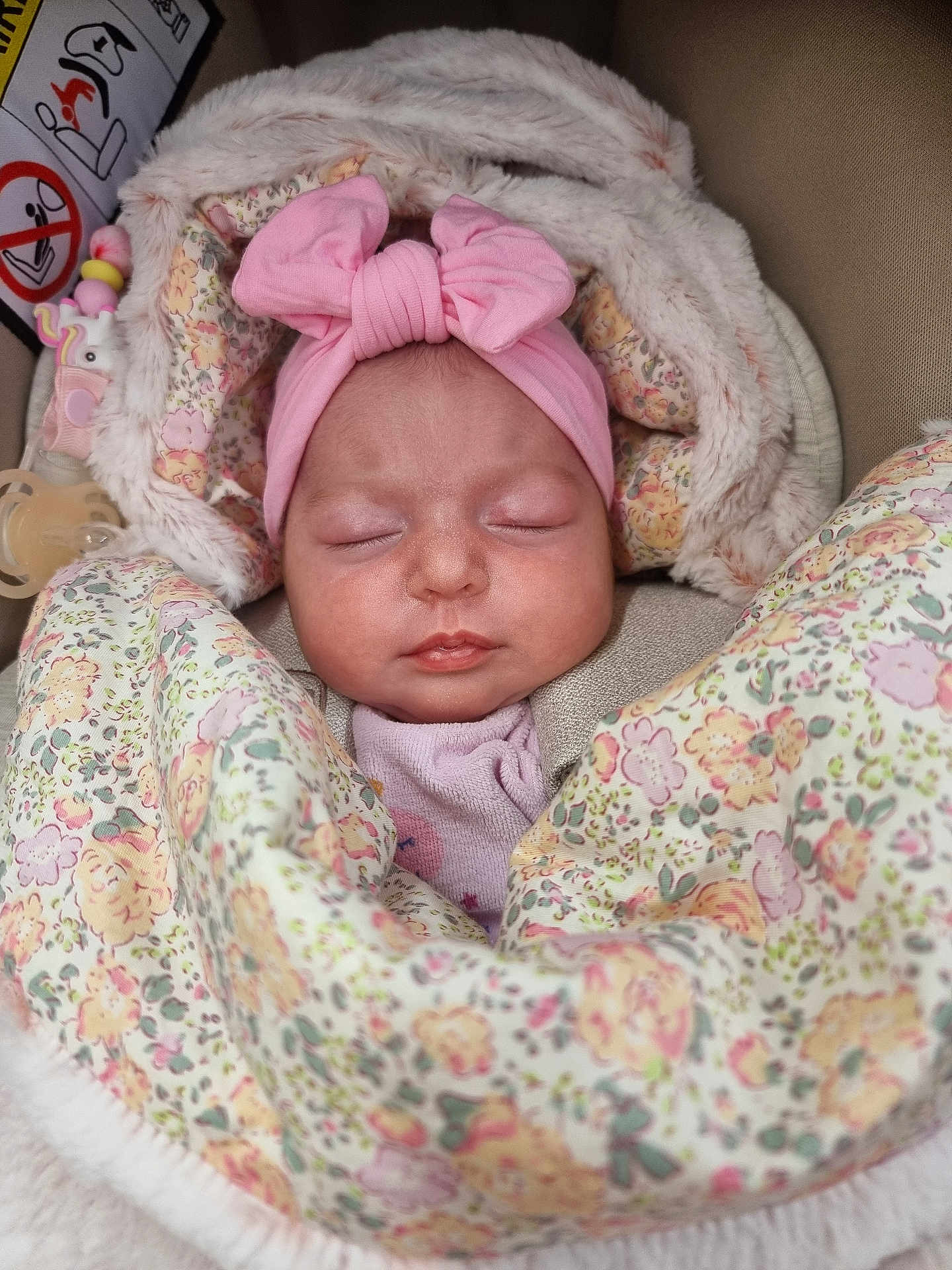 Mayana a rejoint le concours — aidez-le/la à gagner de superbes lots ! baby, sleeping, pink_bow, blanket, floral_pattern, headband, infant, cozy, cute, child, face, soft, cushion, indoors, portrait, peaceful, wrapped, newborn, warm, resting