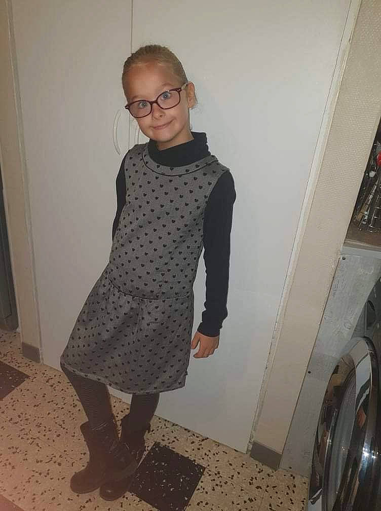 Ashley participe au concours pour gagner de l'argent avec cette photo : baby_toddler_clothing, eyewear, fashion_design, floor, flooring, glasses, grey, hairstyle, joint, joy, knee, neck, pattern, person, shoulder, sleeve, smile, standing, thigh, vision_care