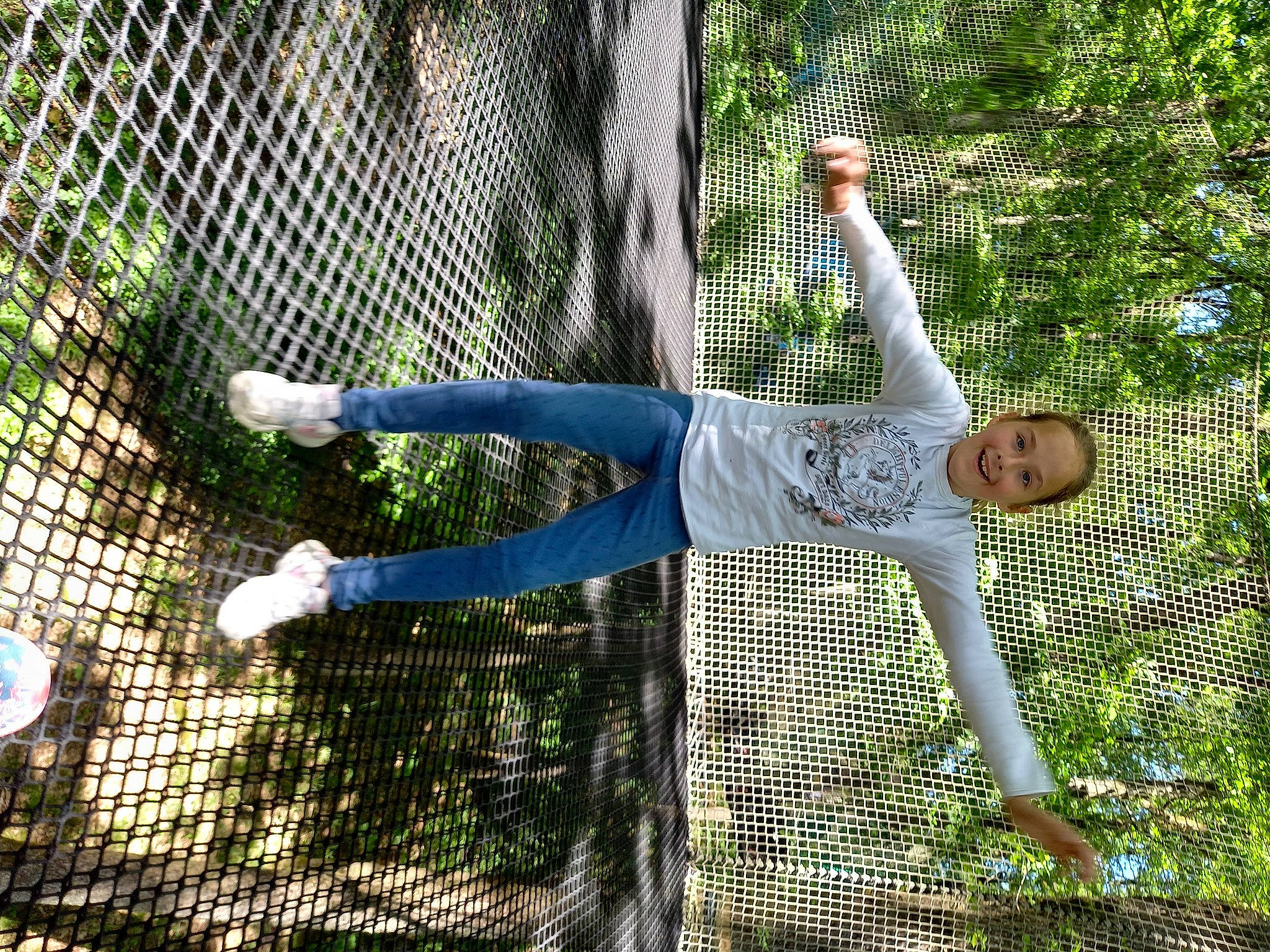 Ashley a rejoint le concours — aidez-le/la à gagner de superbes lots ! fence, fun, grass, happy, joy, leisure, mesh, pattern, people_in_nature, person, plant, recreation, smile, trampolining_equipment_and_supplies, tree, walking_shoe