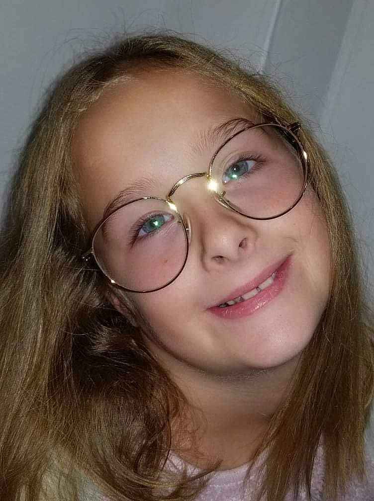 Ashley participe au concours pour gagner de l'argent avec cette photo : black_hair, cheek, ear, eye, eye_glass_accessory, eyebrow, eyelash, eyewear, flash_photography, forehead, glasses, happy, iris, jaw, joy, layered_hair, lip, nose, person, skin