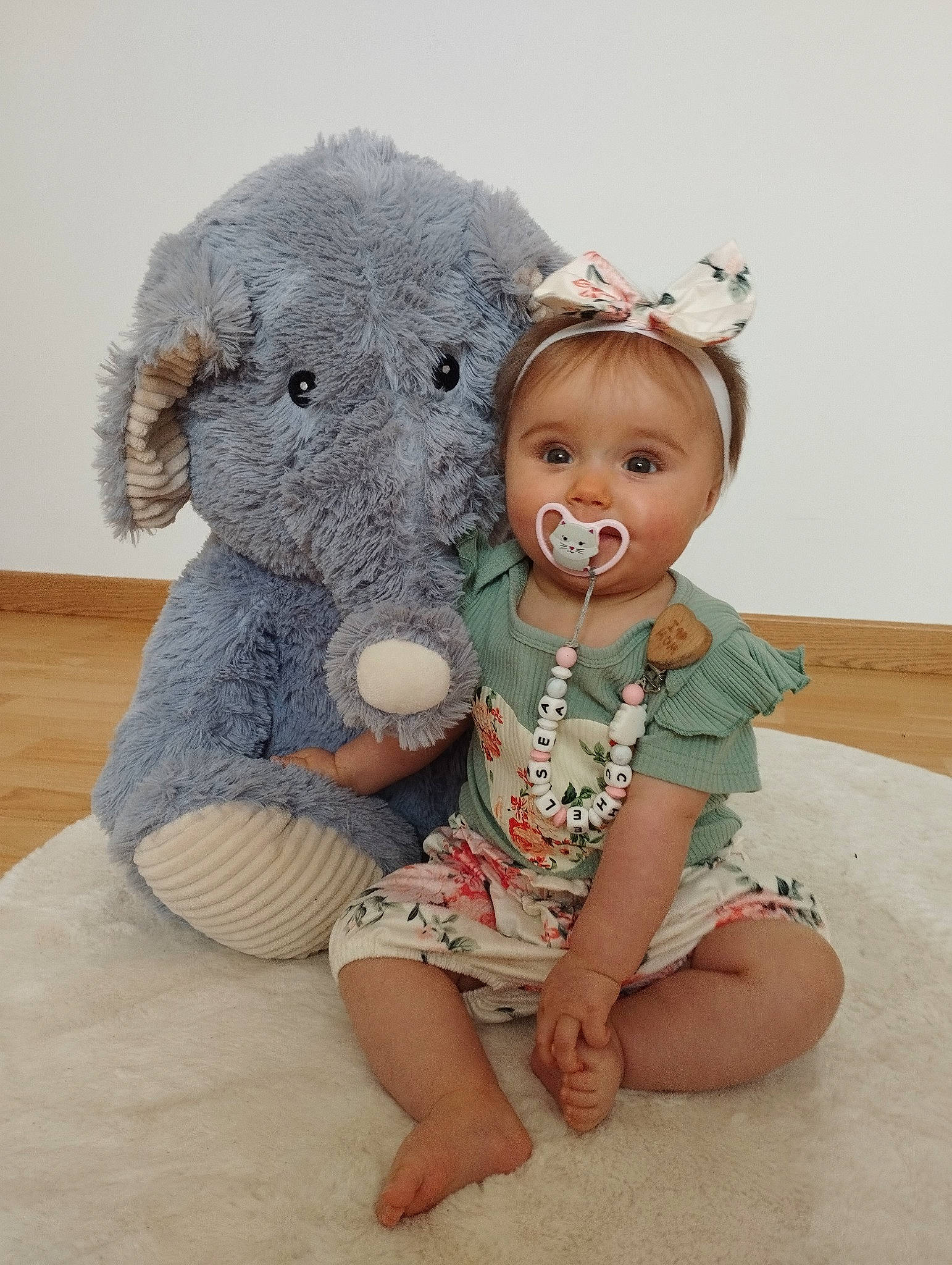 Chelsea participe au concours pour gagner de l'argent avec cette photo : baby, baby_toddler_clothing, child, comfort, foot, fur, happy, head, pattern, person, pink, plush, sitting, skin, sleeve, stuffed_toy, teddy_bear, textile, toddler, toy