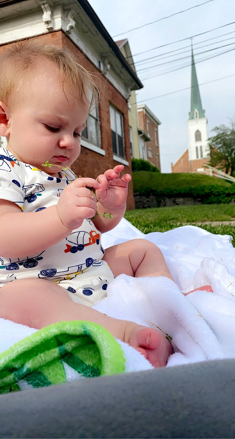 Enzo is registered to the contest to win money with this photo: baby, baby_toddler_clothing, cheek, eye, face, finger, grass, green, happy, head, human_body, lap, leisure, mouth, person, pink, skin, sky, thigh, toddler