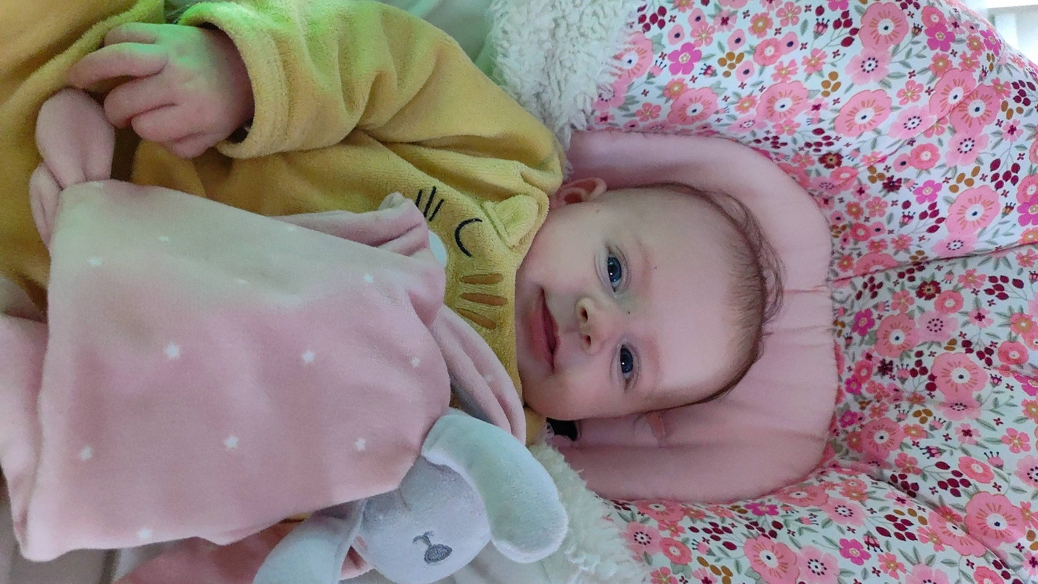 Ambre a rejoint le concours — aidez-le/la à gagner de superbes lots ! baby, baby_products, baby_safety, baby_sleeping, baby_toddler_clothing, cheek, child, comfort, eye, eyelash, face, head, linens, lip, pattern, person, pink, portrait_photography, room, skin